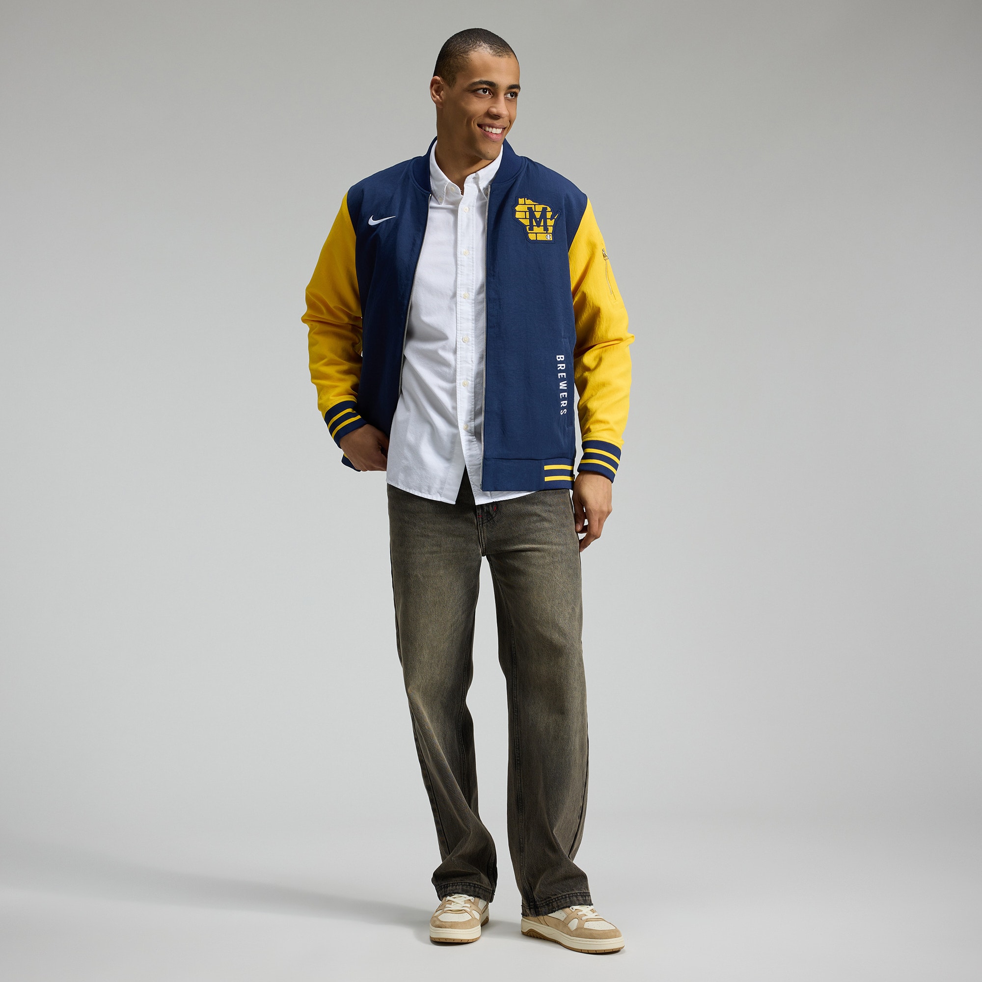 Veste aviateur Nike bleu marine/doré pour homme, collection authentique des Milwaukee Brewers, coupe décontractée entièrement zippée.