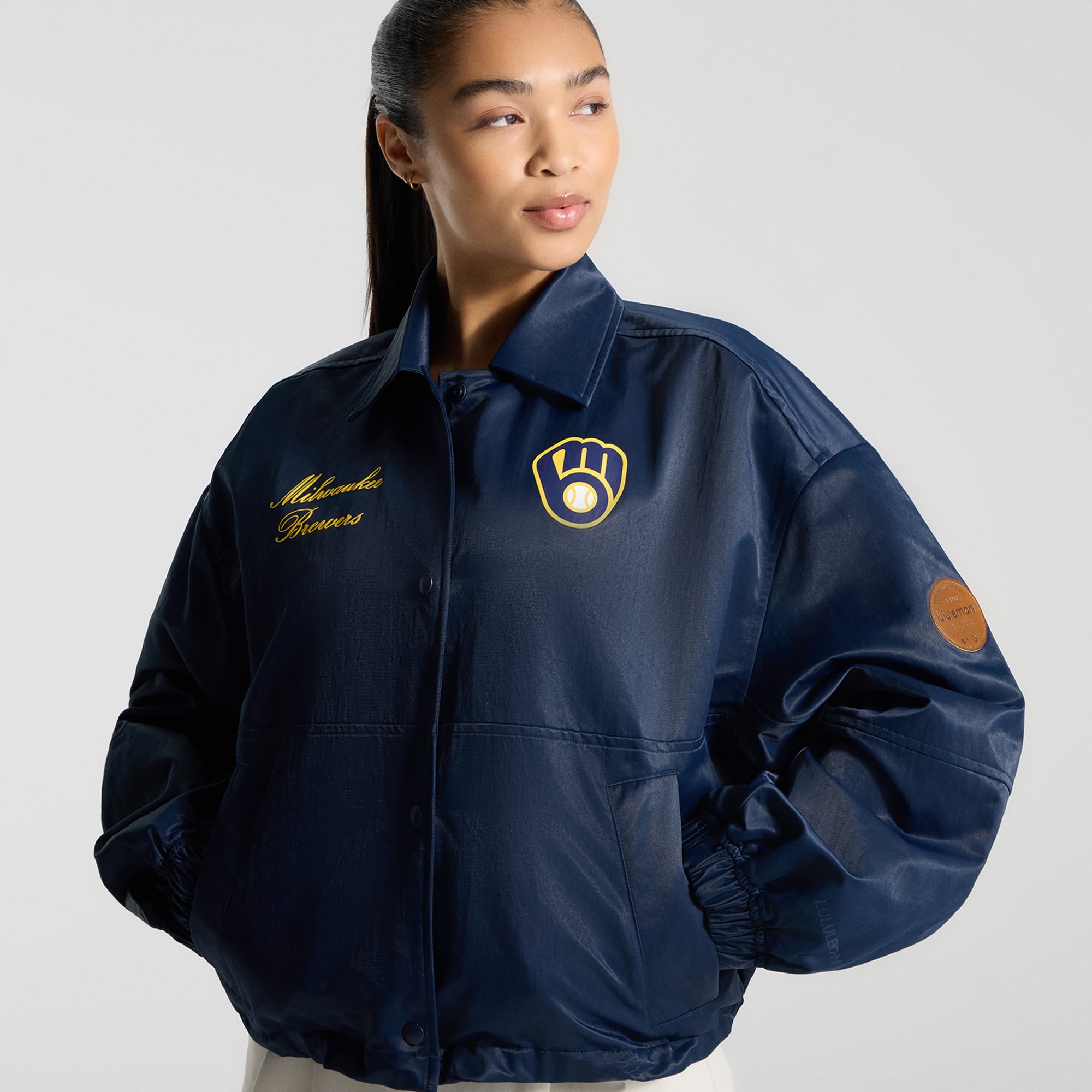 Veste d'entraîneur lululemon True Navy Milwaukee Brewers pour femme