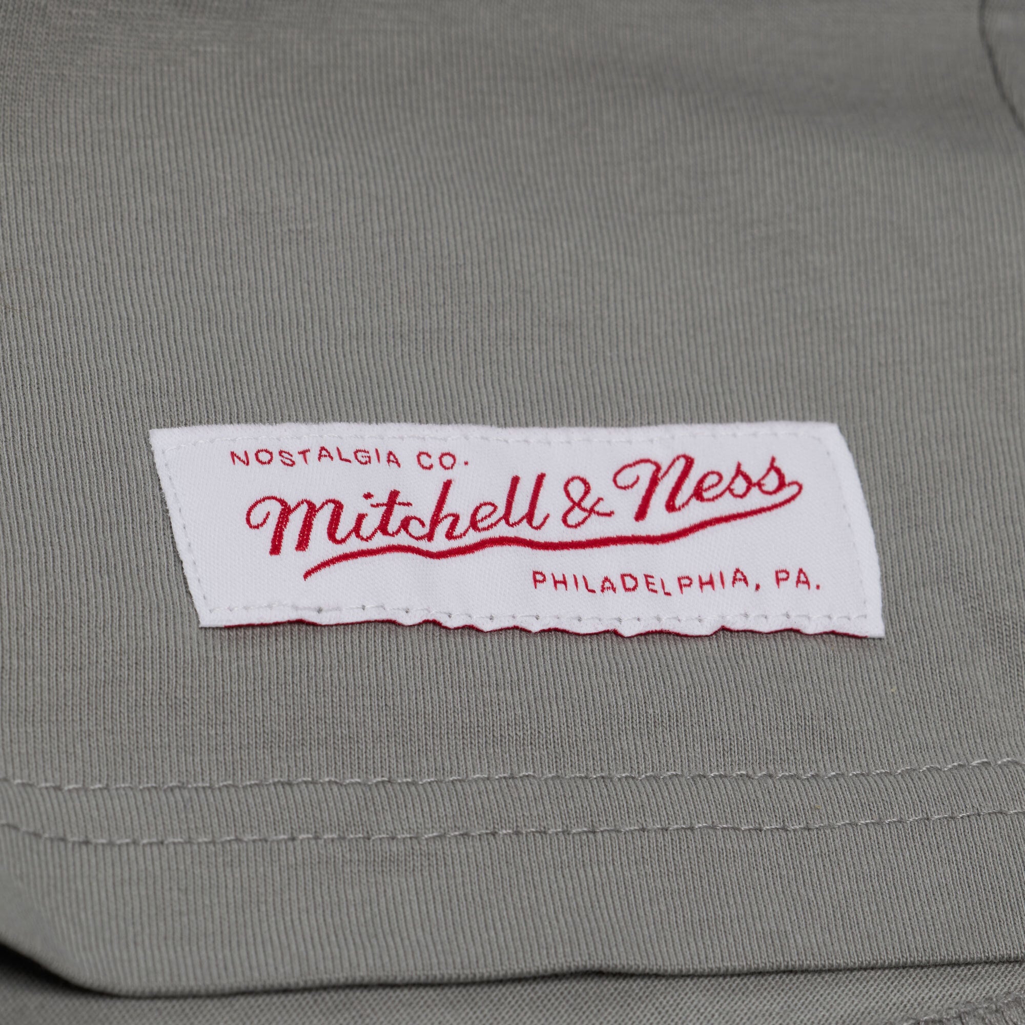 T-shirt graphique Mitchell & Ness gris pour homme, motif Milwaukee Bucks.