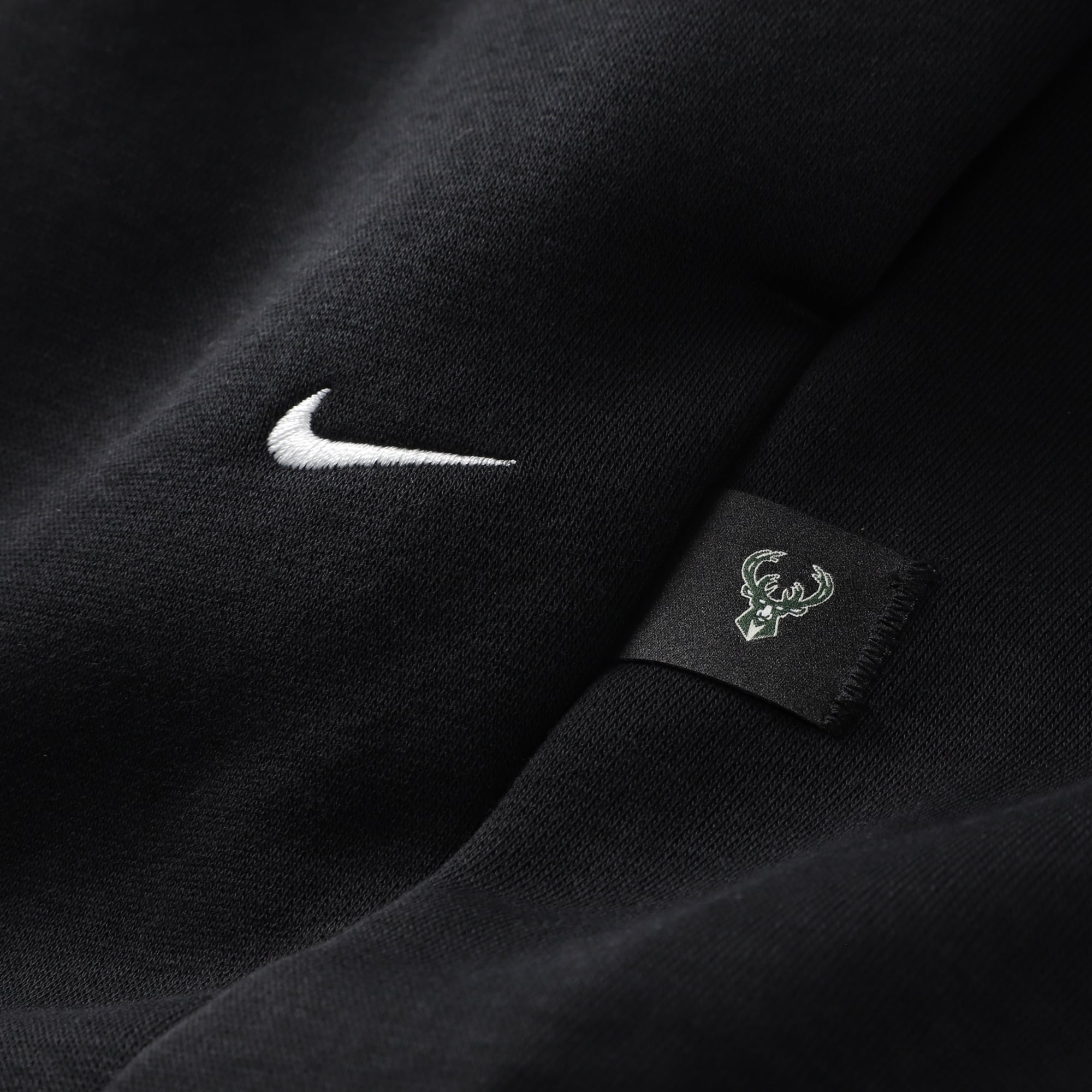Pantalon de survêtement fuselé Nike Milwaukee Bucks 2026 Standard Issue Icon Fleece noir pour homme