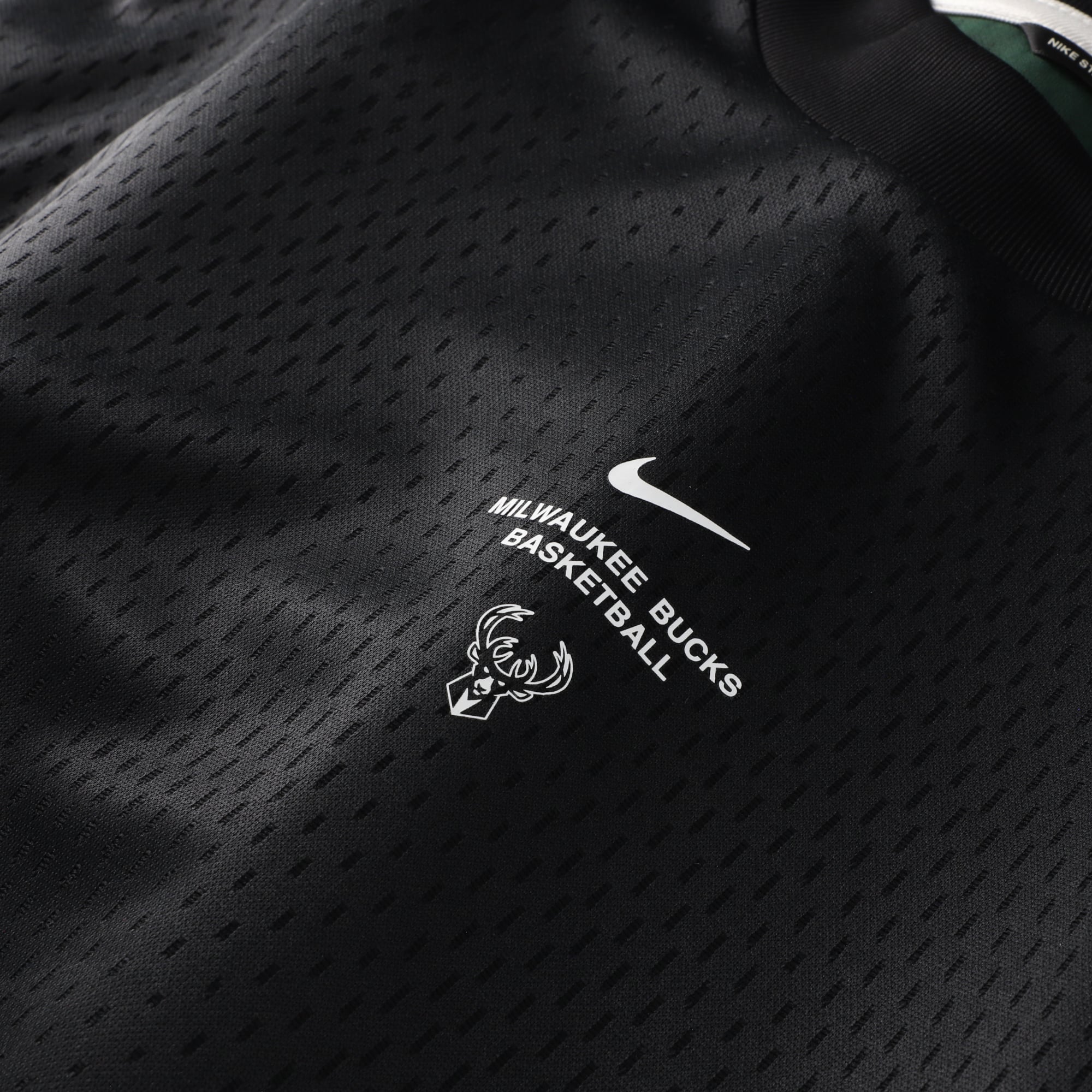 T-shirt à manches longues Nike Milwaukee Bucks noir pour homme, édition standard 2026, performance d'avant-match