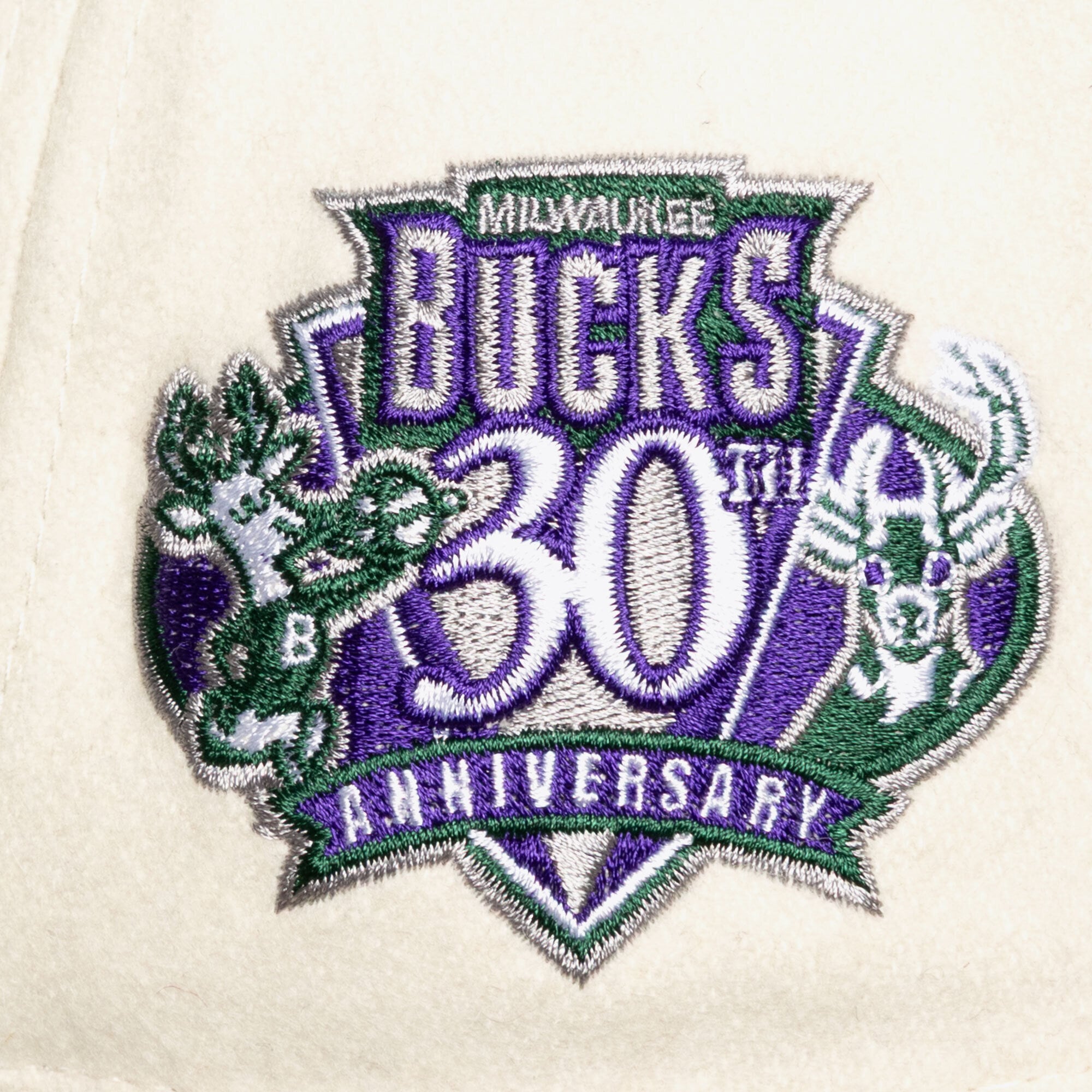 Casquette unisexe Mitchell & Ness crème Milwaukee Bucks Team Pro ajustable