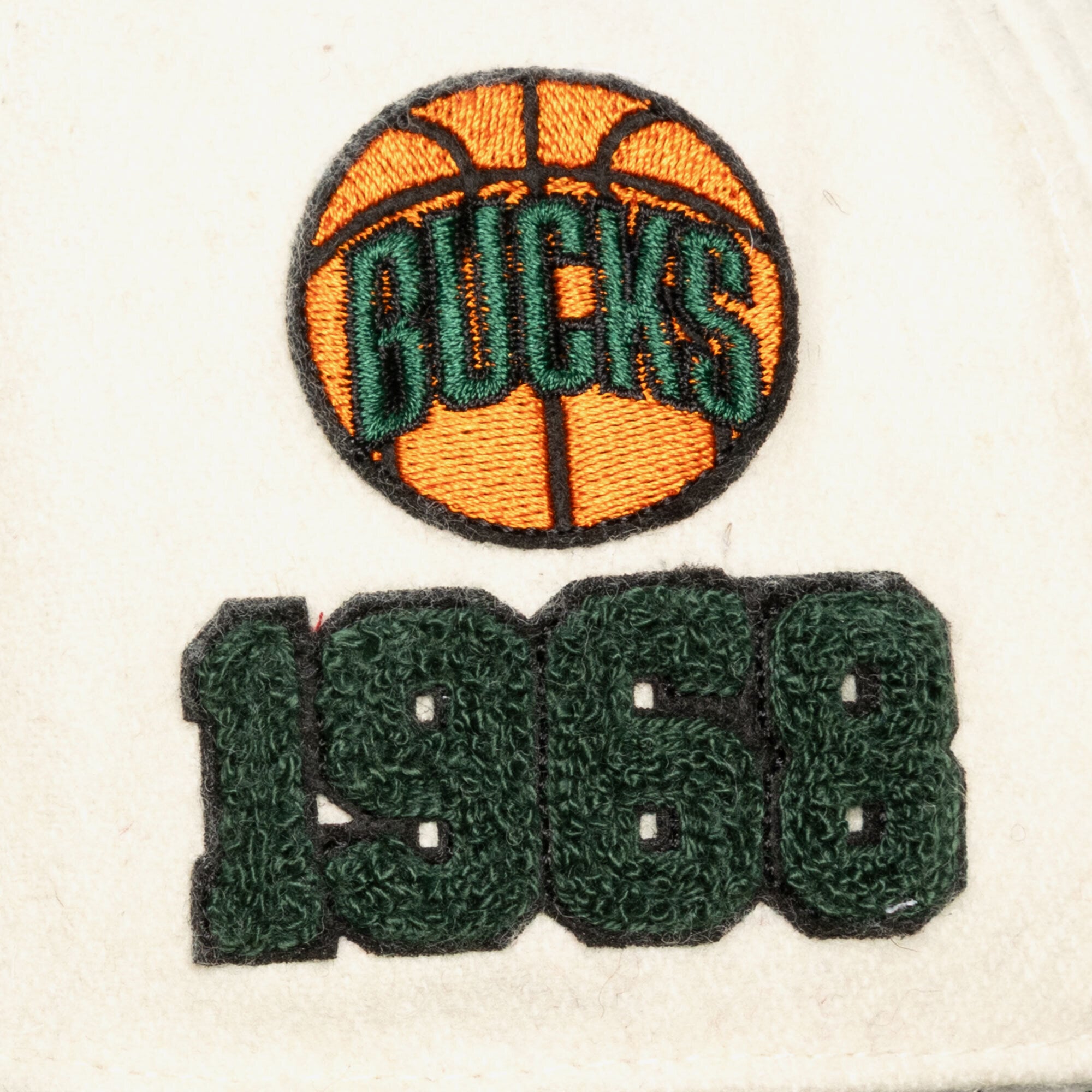 Casquette unisexe Mitchell & Ness crème Milwaukee Bucks Team Pro ajustable