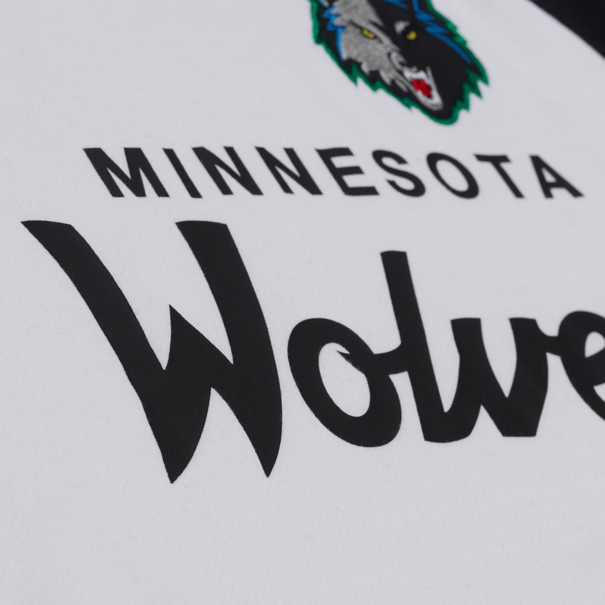 Sweat-shirt raglan léger Mitchell & Ness blanc et noir pour femme, modèle entraîneur-chef des Minnesota Timberwolves