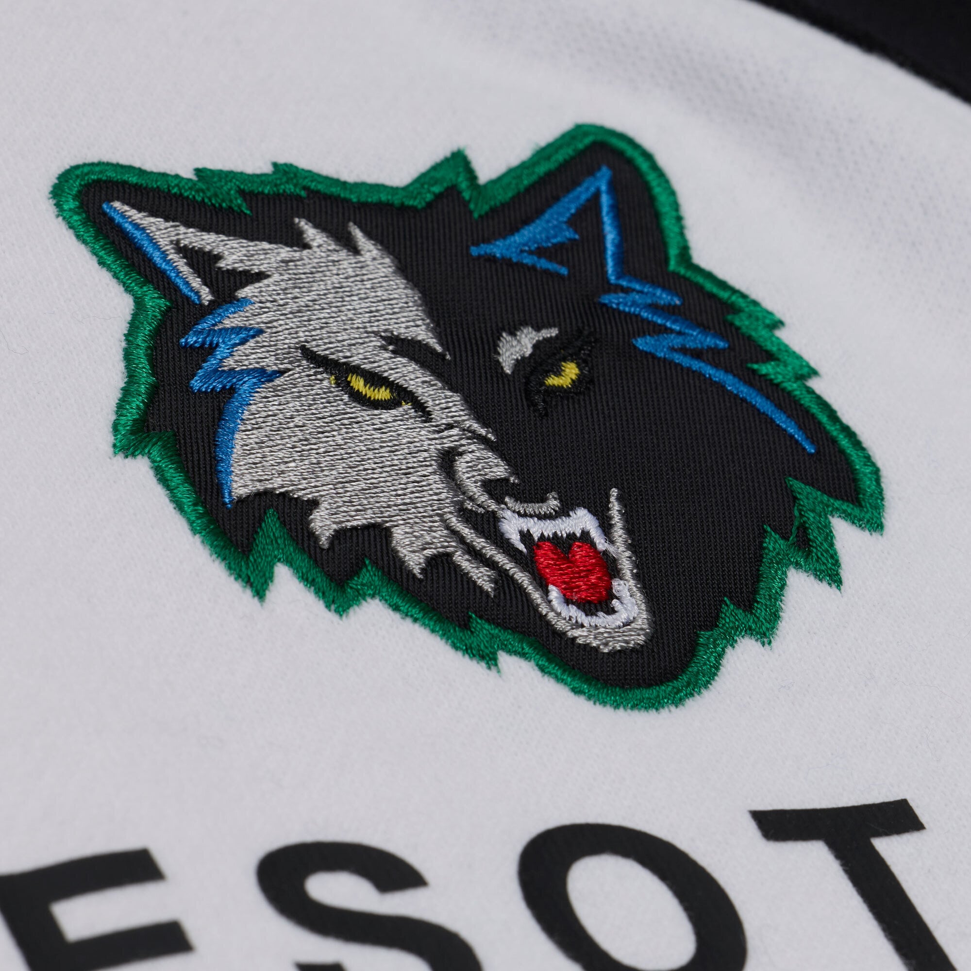 Sweat-shirt raglan léger Mitchell & Ness blanc et noir pour femme, modèle entraîneur-chef des Minnesota Timberwolves