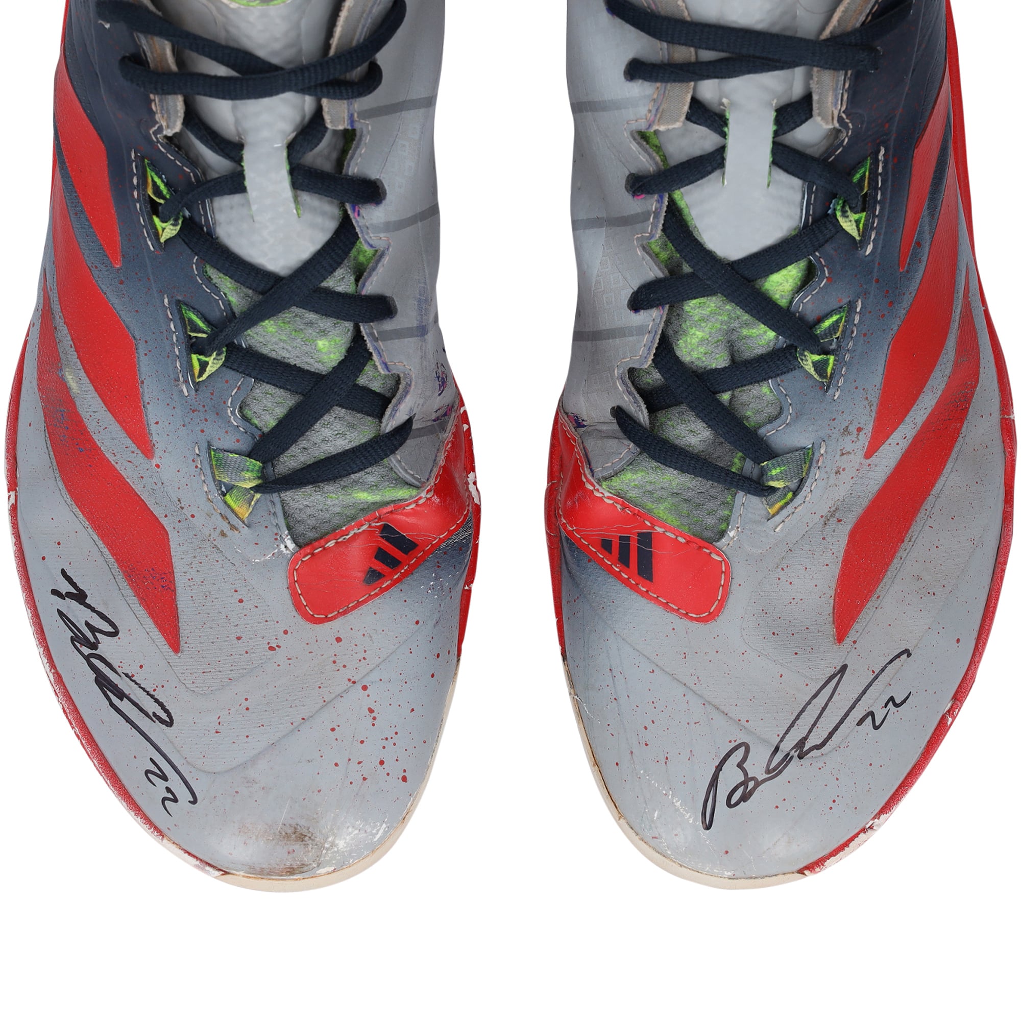 Crampons adidas gris et rouges autographiés par Brooks Lee, portés en match par les Twins du Minnesota lors de la saison 2024 de la MLB.