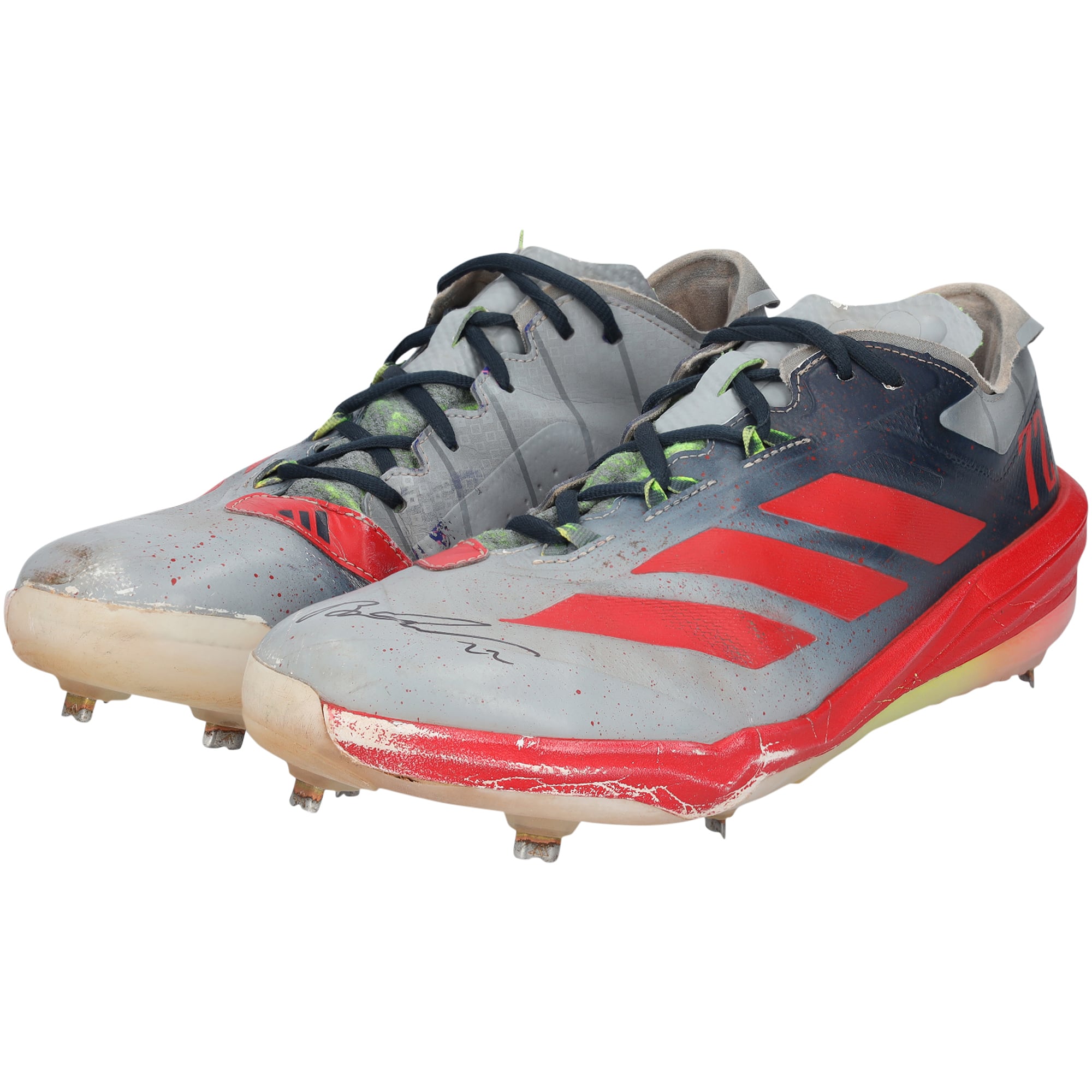 Crampons adidas gris et rouges autographiés par Brooks Lee, portés en match par les Twins du Minnesota lors de la saison 2024 de la MLB.