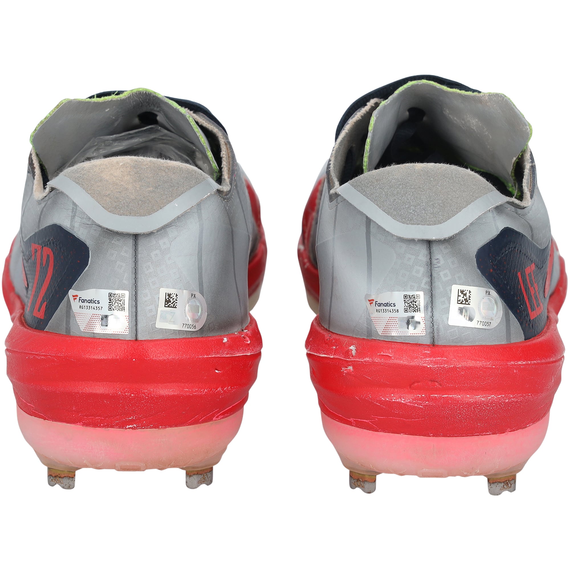 Crampons adidas gris et rouges autographiés par Brooks Lee, portés en match par les Twins du Minnesota lors de la saison 2024 de la MLB.