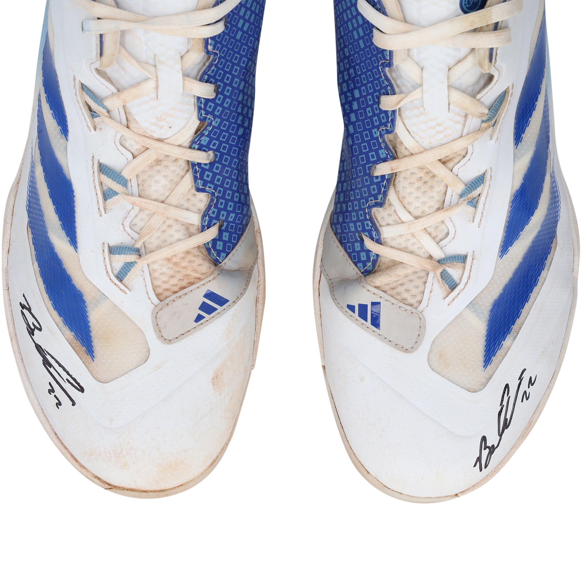 Crampons adidas blancs et bleus autographiés par Brooks Lee