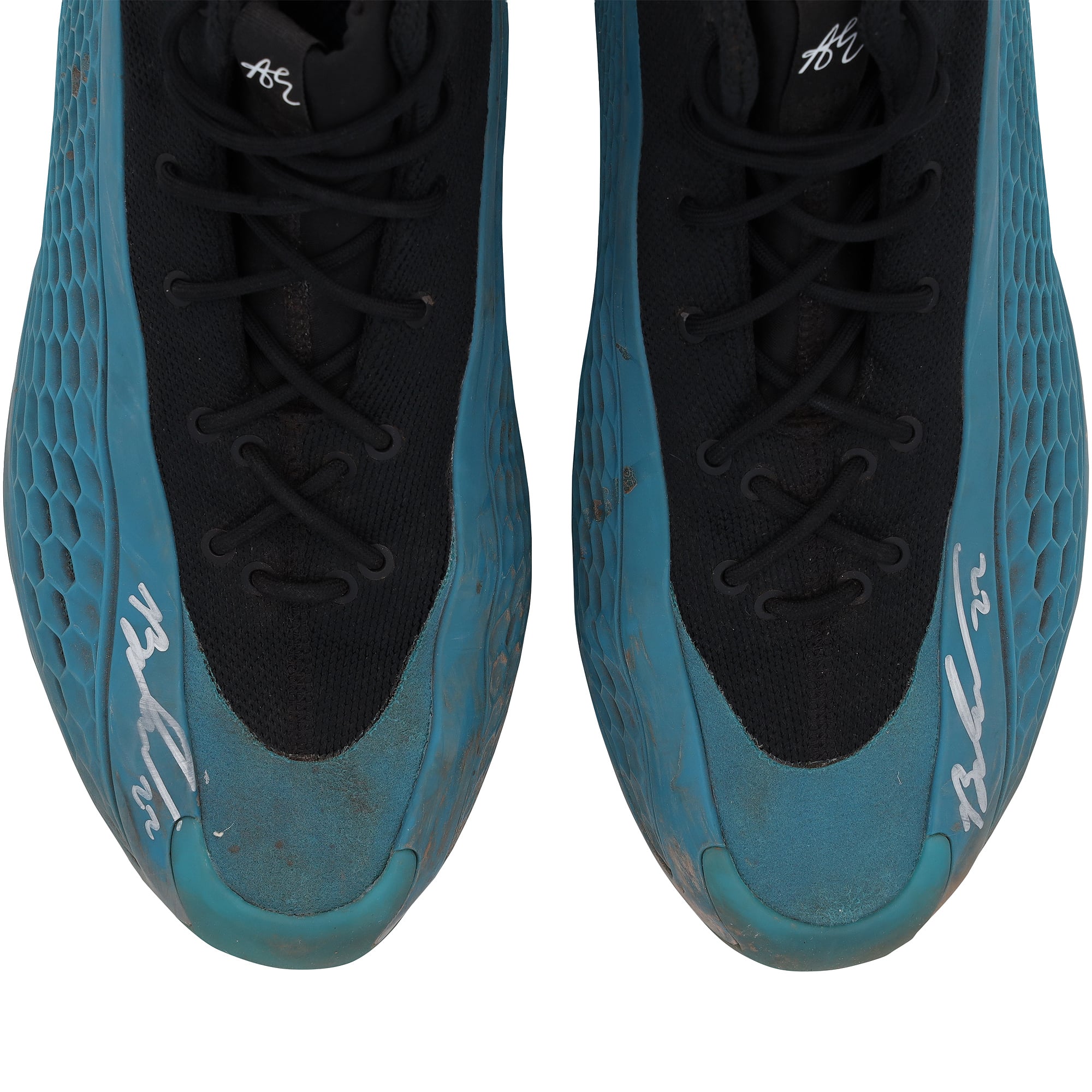 Chaussures adidas noires et turquoise portées par Brooks Lee, joueur des Minnesota Twins, lors de la saison 2024 de la MLB et autographiées par ce dernier.