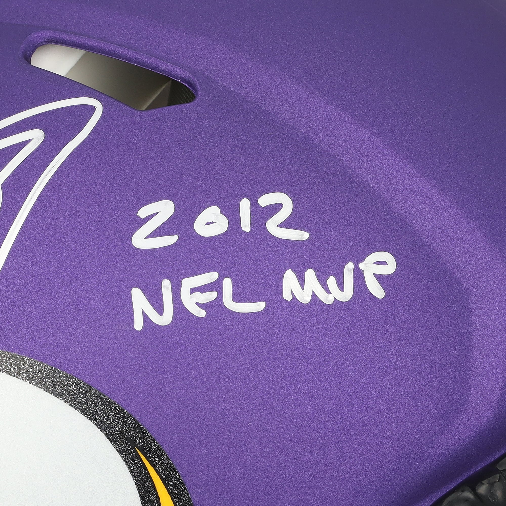 Casque Riddell Speed ​​Authentic autographié par Adrian Peterson, joueur des Vikings du Minnesota, avec inscription « MVP NFL 2012 ».