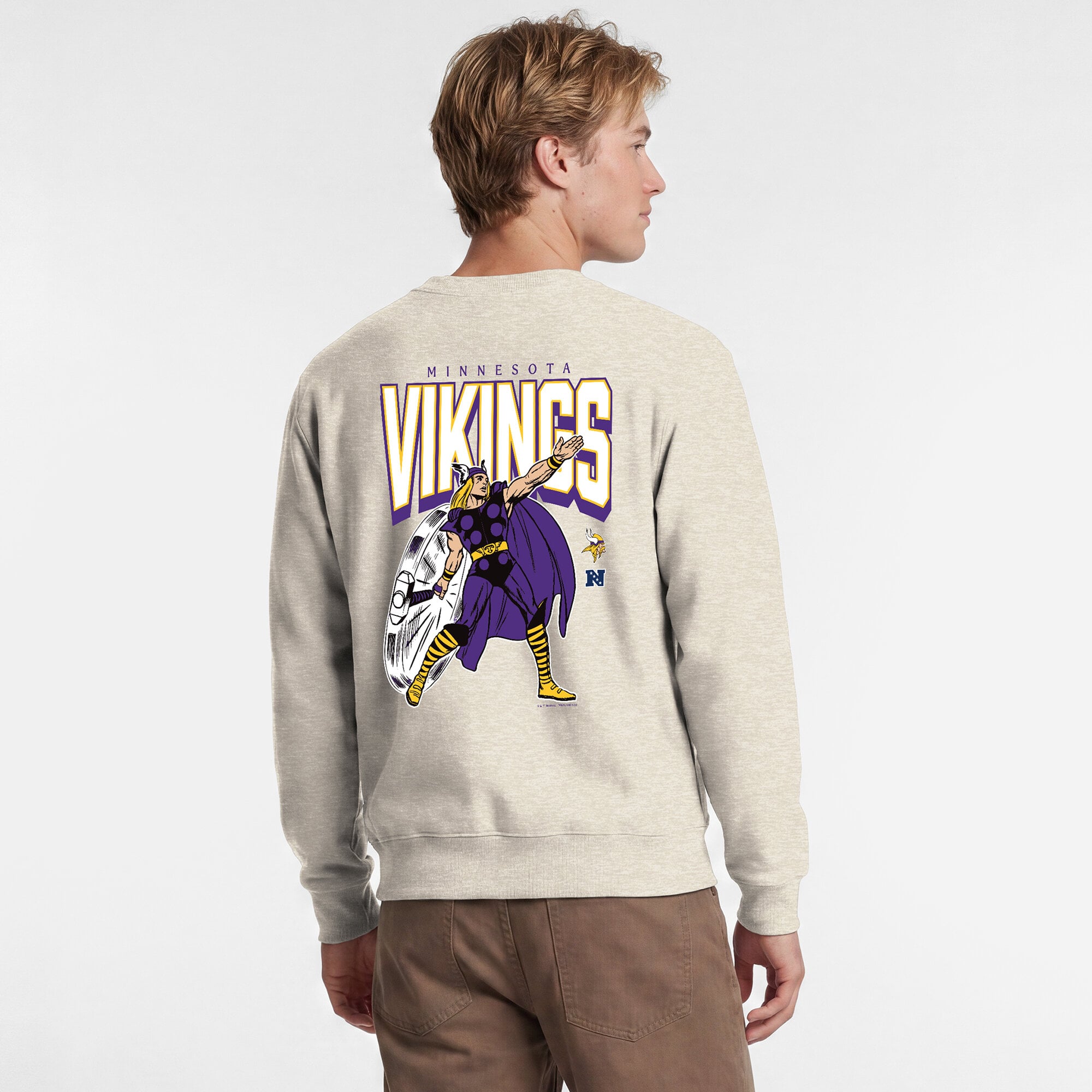 Sweat-shirt à col rond pour homme Disney x Champion couleur avoine Minnesota Vikings Powerblend, poitrine gauche et dos.