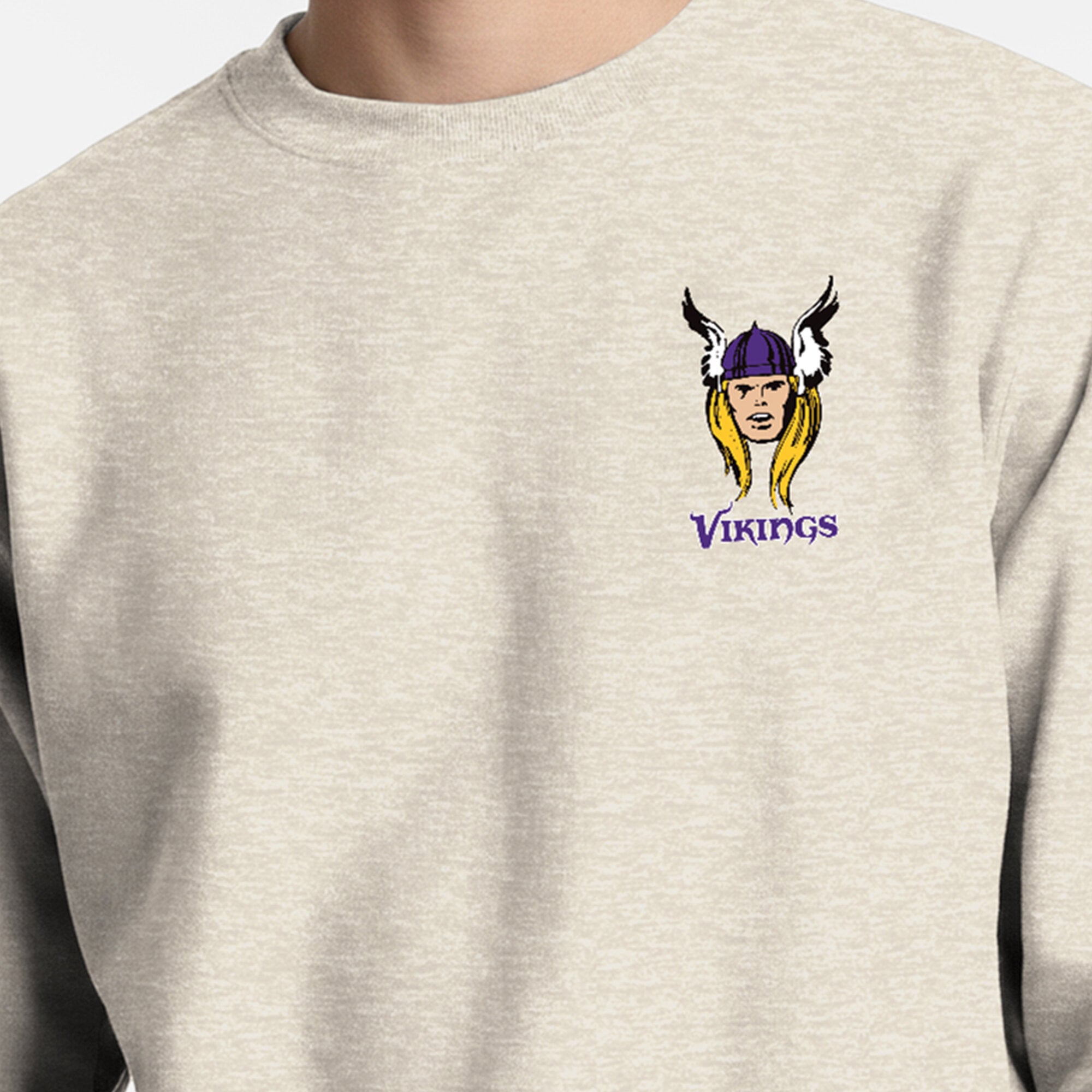 Sweat-shirt à col rond pour homme Disney x Champion couleur avoine Minnesota Vikings Powerblend, poitrine gauche et dos.