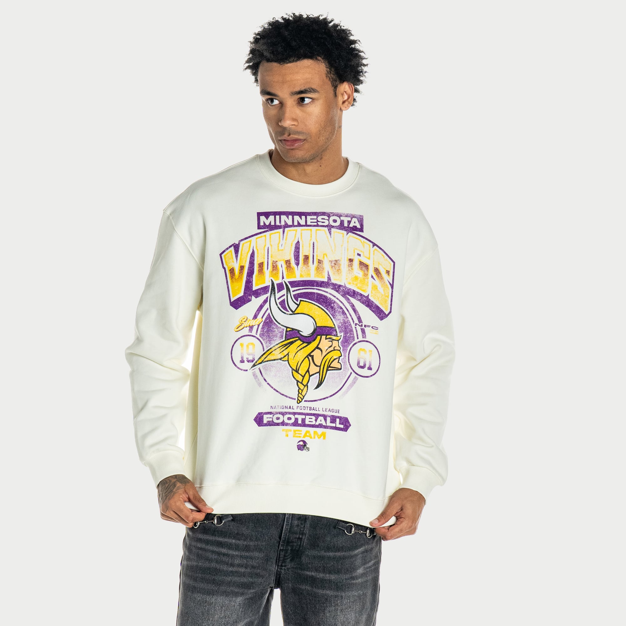 Sweat-shirt unisexe The Wild Collective couleur crème à motif Minnesota Vikings