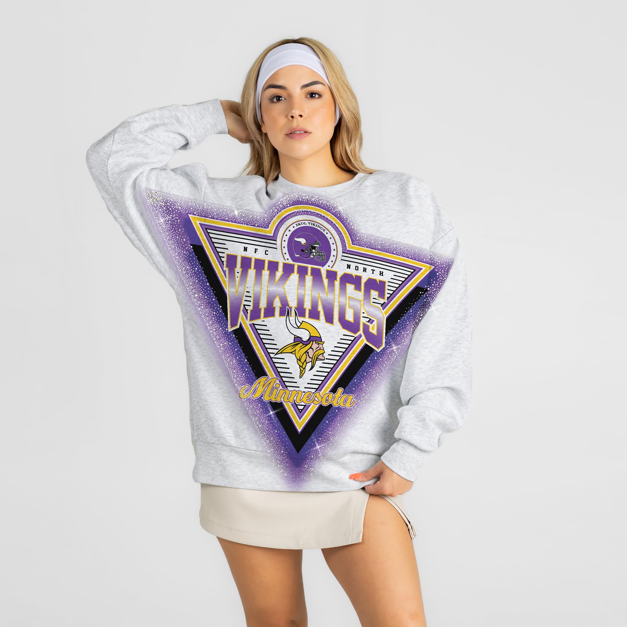 Sweat-shirt oversize en polaire à strass « Chasing Victory » des Vikings du Minnesota, gris chiné, pour femme, collection Gameday Couture.