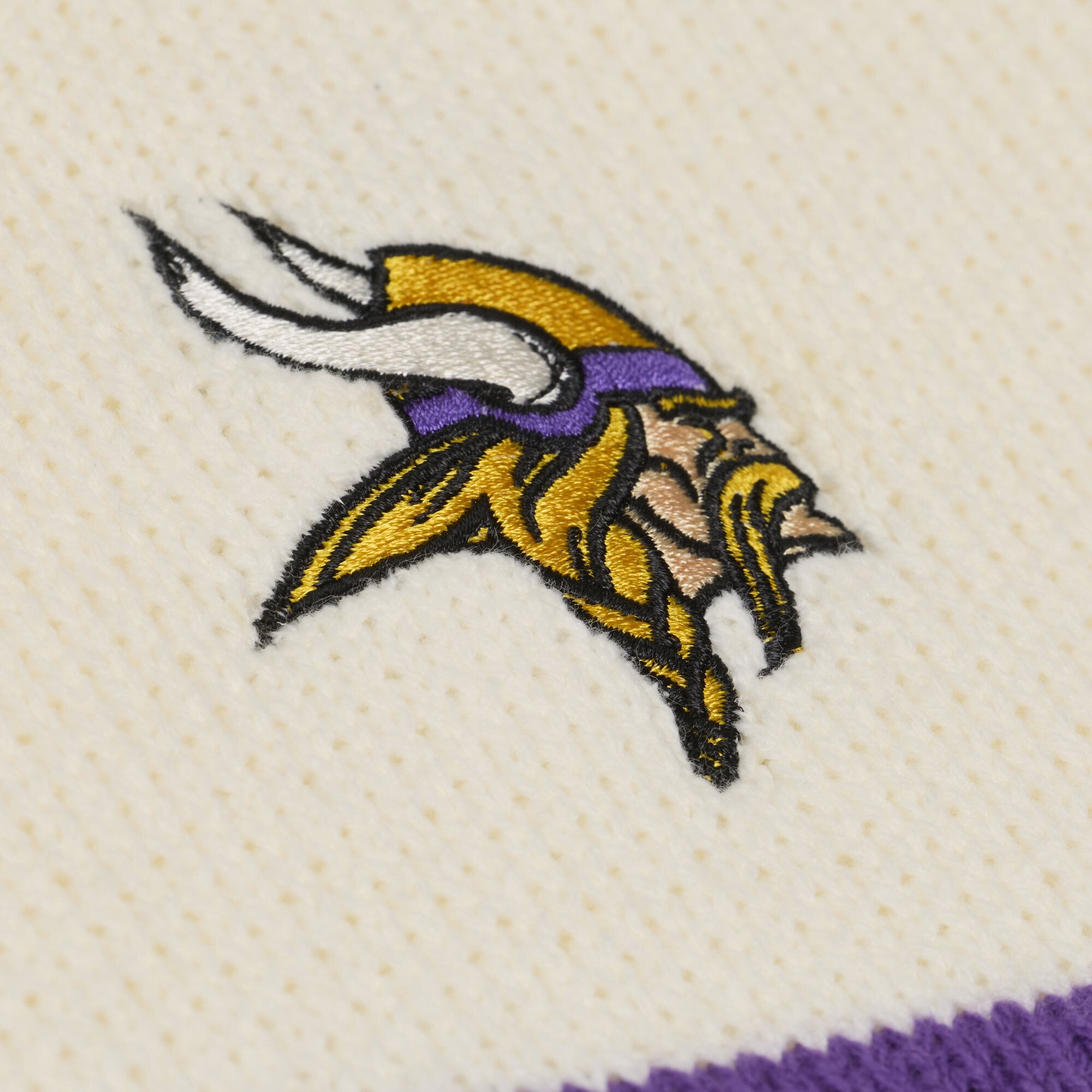 Pull à col en V Mitchell & Ness crème/violet Minnesota Vikings Retro Roots pour femme