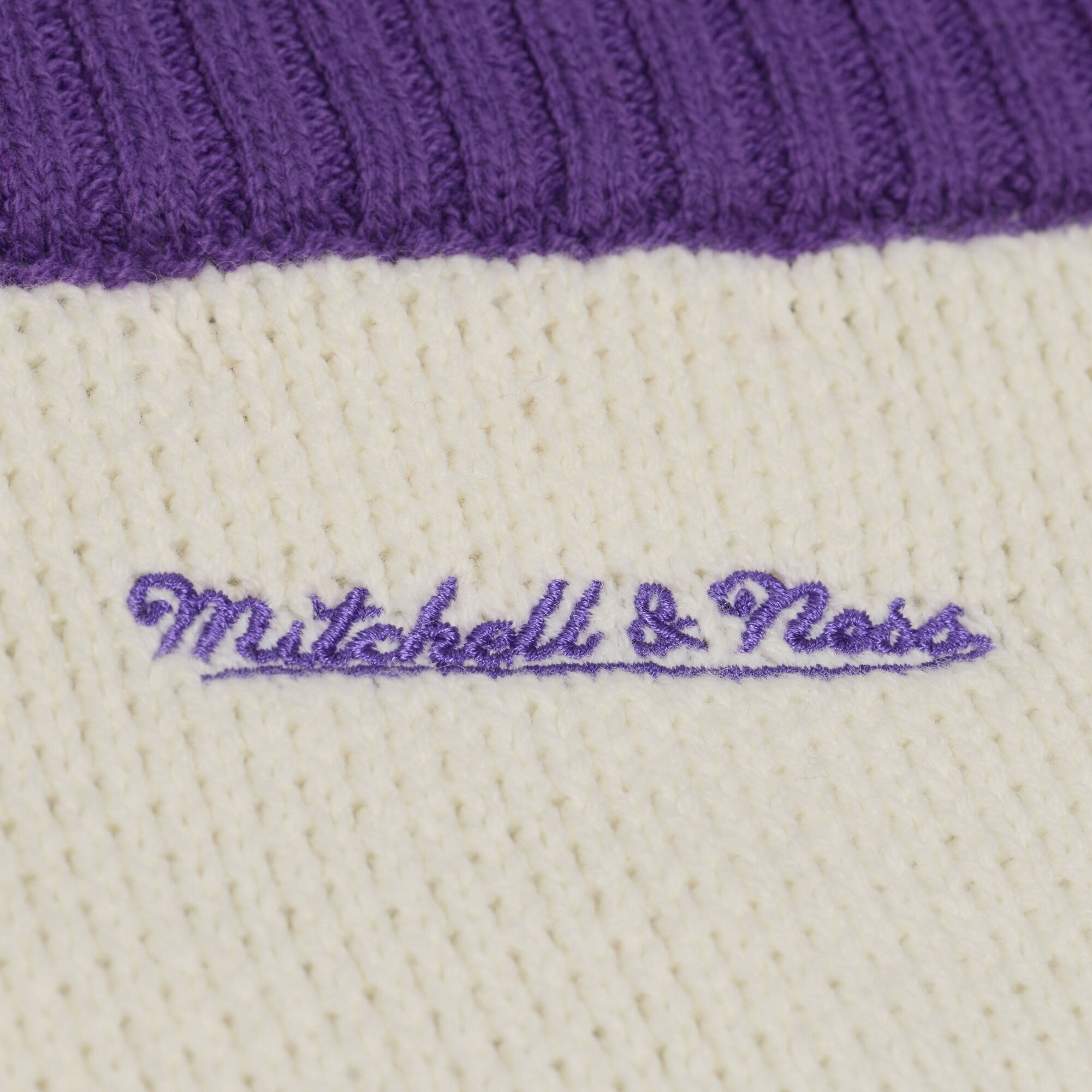 Pull à col en V Mitchell & Ness crème/violet Minnesota Vikings Retro Roots pour femme