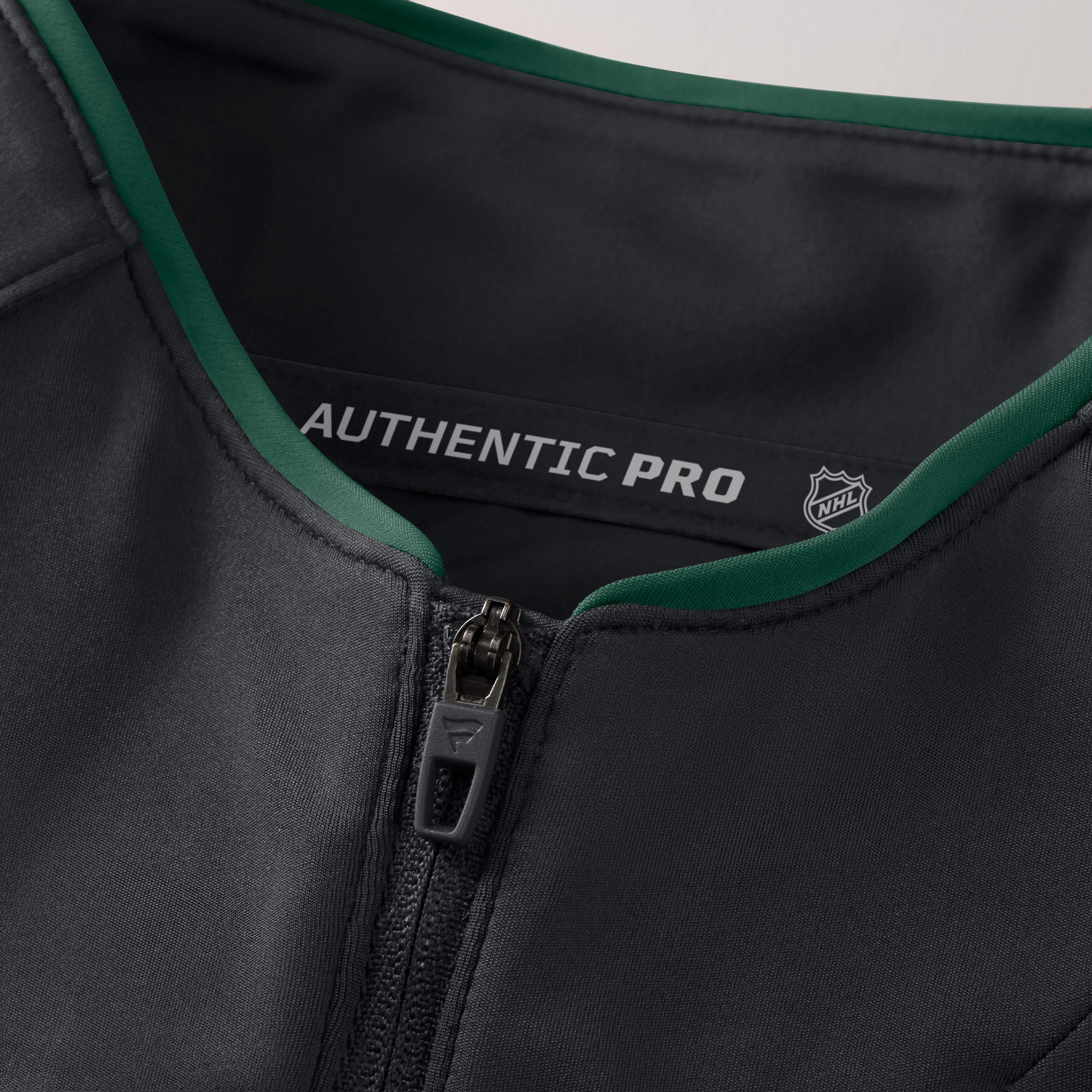 Pull-over léger à col zippé Fanatics noir Minnesota Wild Authentic Pro Rink pour femme
