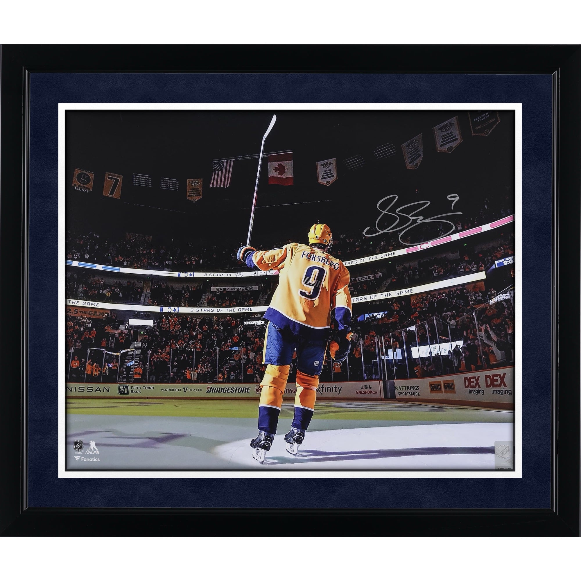 Photo de Filip Forsberg, des Predators de Nashville, autographié, avec un maillot doré de 40 x 50 cm saluant la foule.