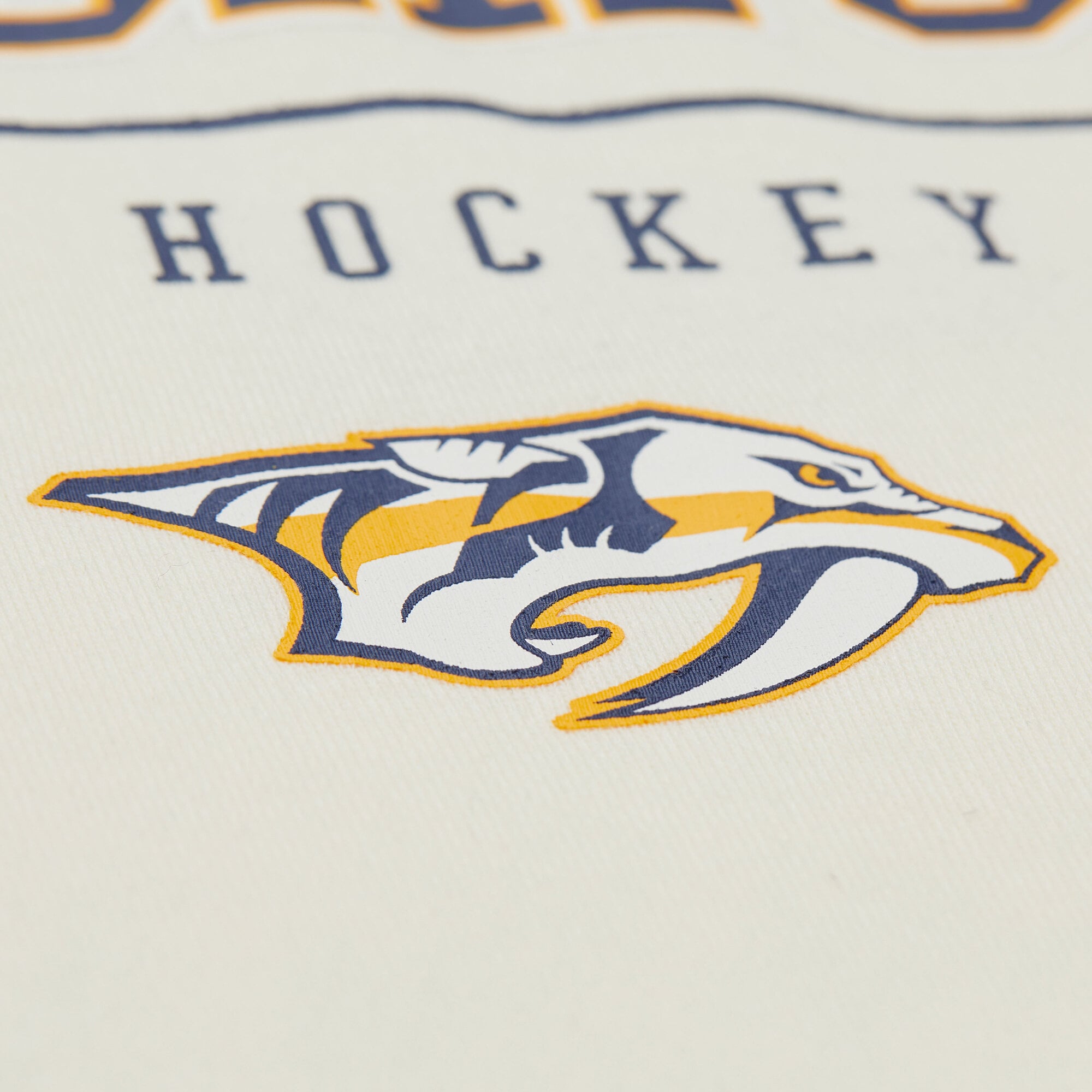 Sweat à capuche en polaire Mitchell & Ness crème pour homme, avec logo des Predators de Nashville.