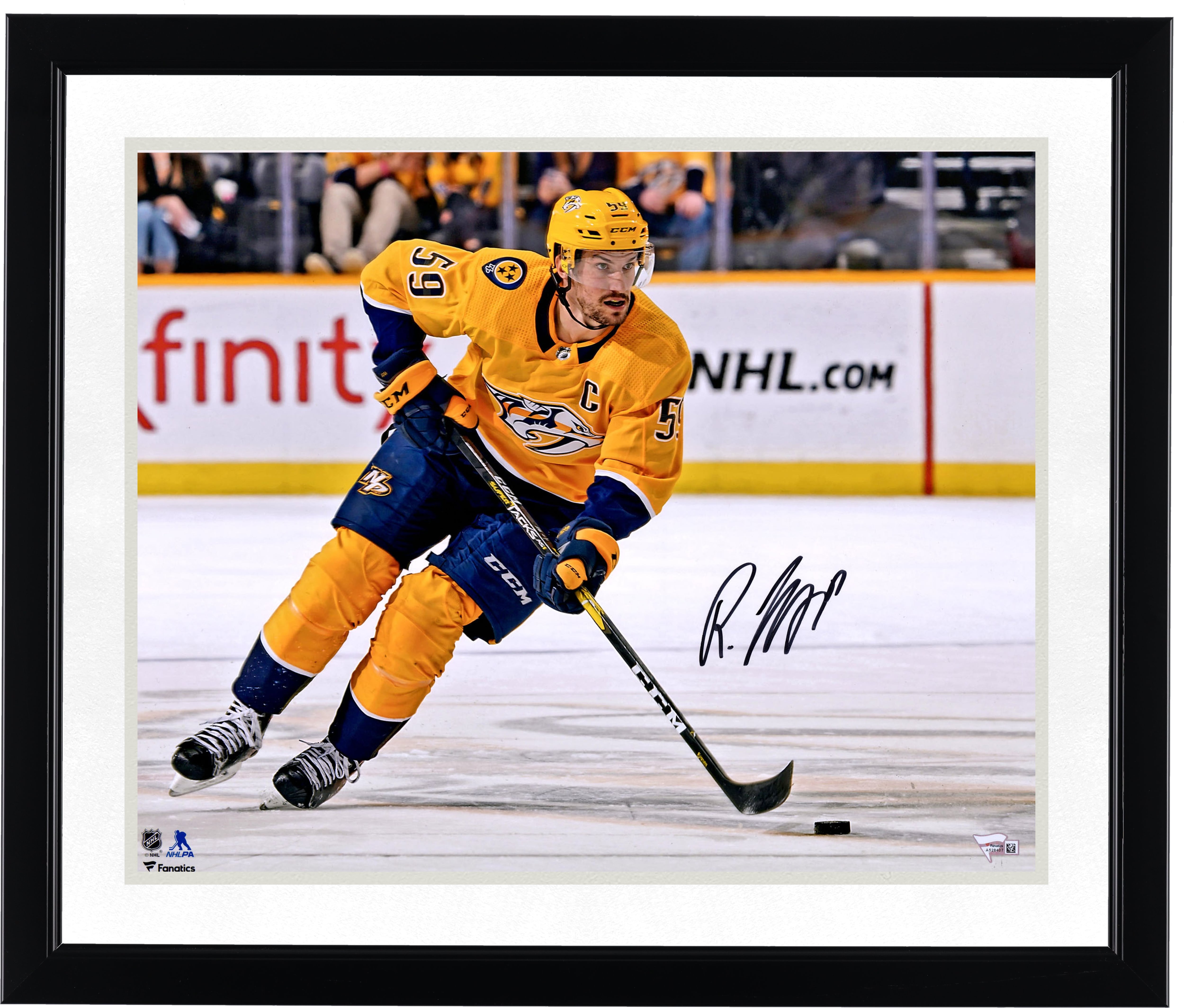 Photo de patinage autographiée de Roman Josi, des Predators de Nashville, en maillot doré (16 po x 20 po).
