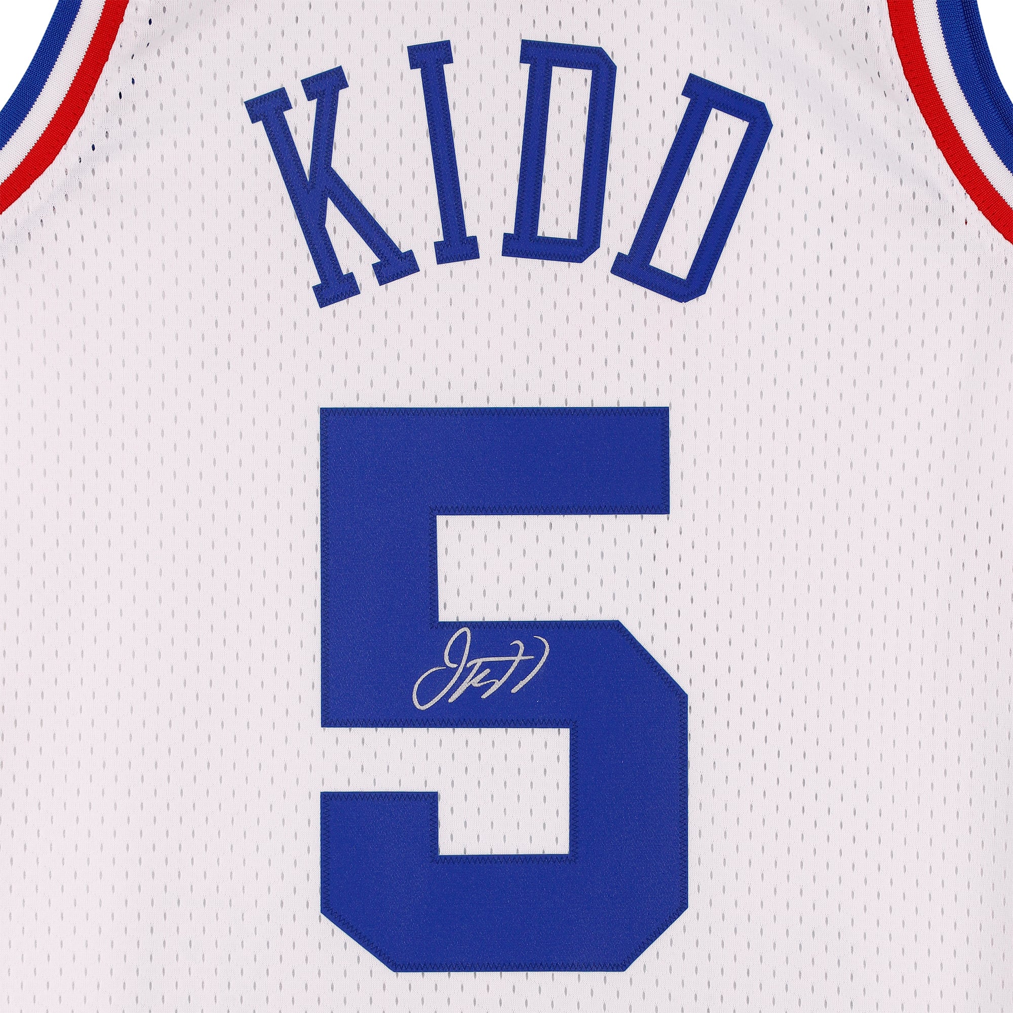 Maillot Swingman blanc Mitchell & Ness autographié par Jason Kidd, joueur All-Star de la NBA, lors du All-Star Game 2003.