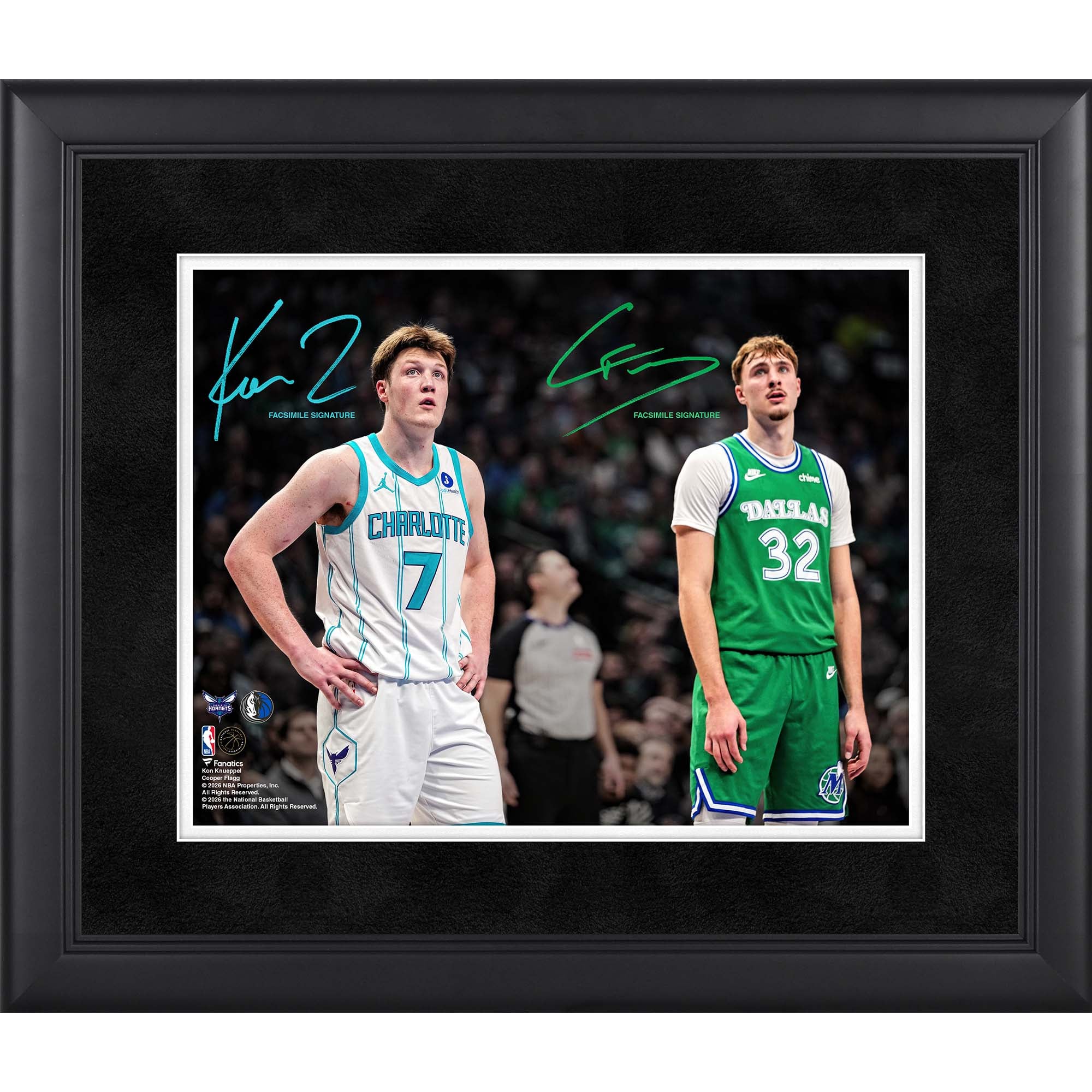 Photo encadrée 11 x 14 pouces avec les signatures fac-similés de Cooper Flagg (Dallas Mavericks) et Kon Knueppel (Charlotte Hornets).
