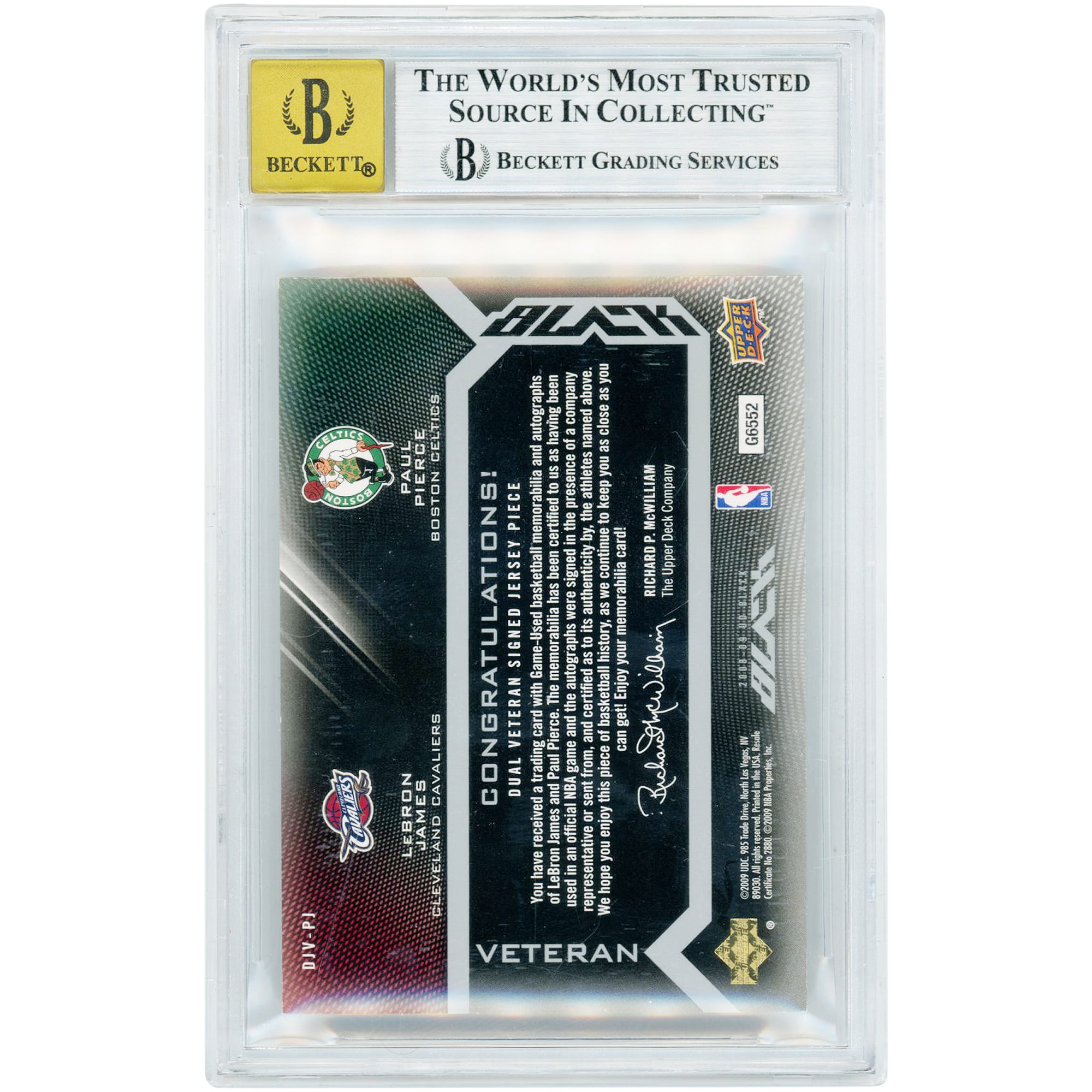 Carte Upper Deck UD Black Dual Veteran signée par LeBron James et Paul Pierce (saison 2008-2009), reliques utilisées en match, n° DJV-PJ, n° 3/10, authentifiée BGS 8/10 (sous-notes : 9, 8, 7,5, 9).