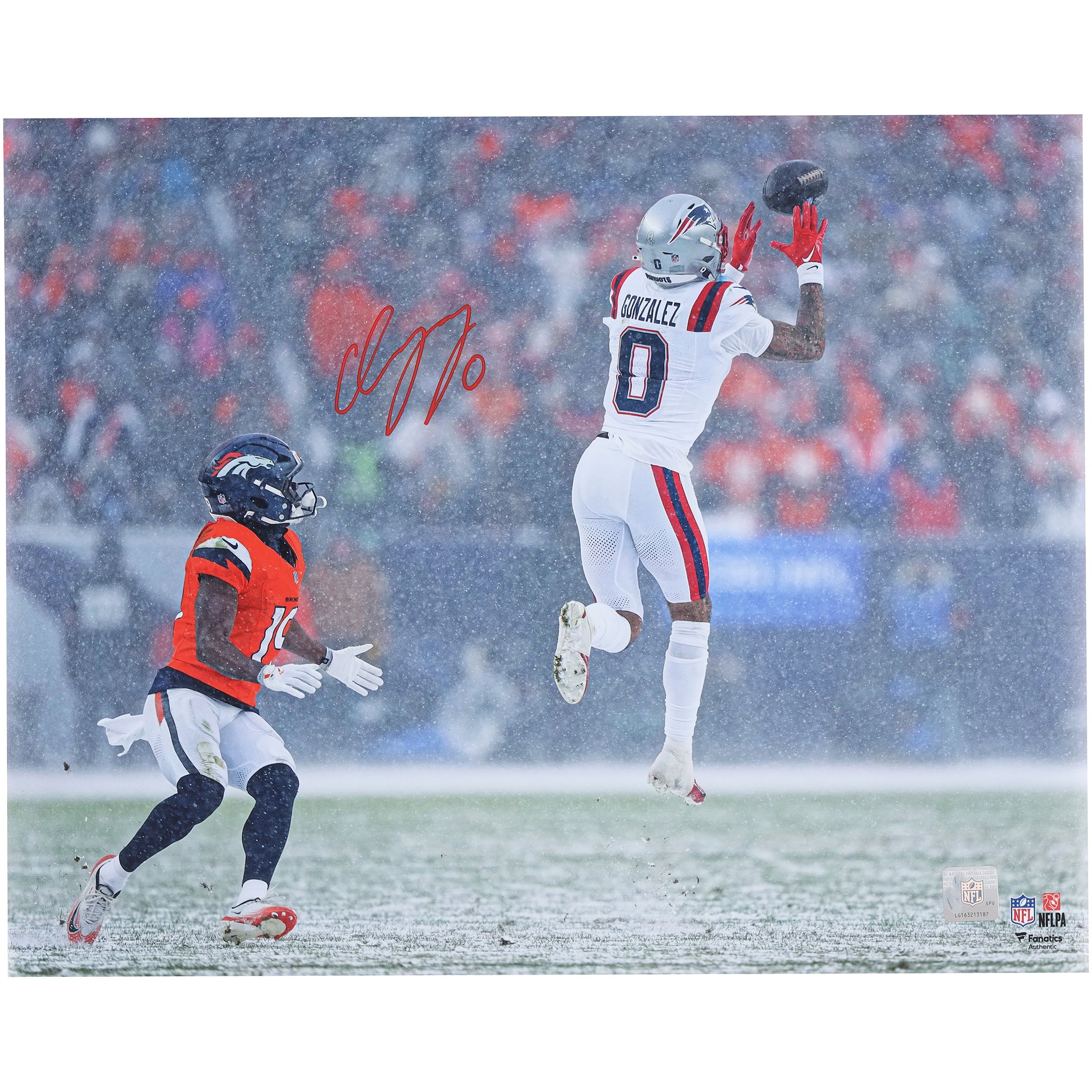 Photo d'interception dans la neige, autographiée par Christian Gonzalez, des New England Patriots (40,6 x 50,8 cm).