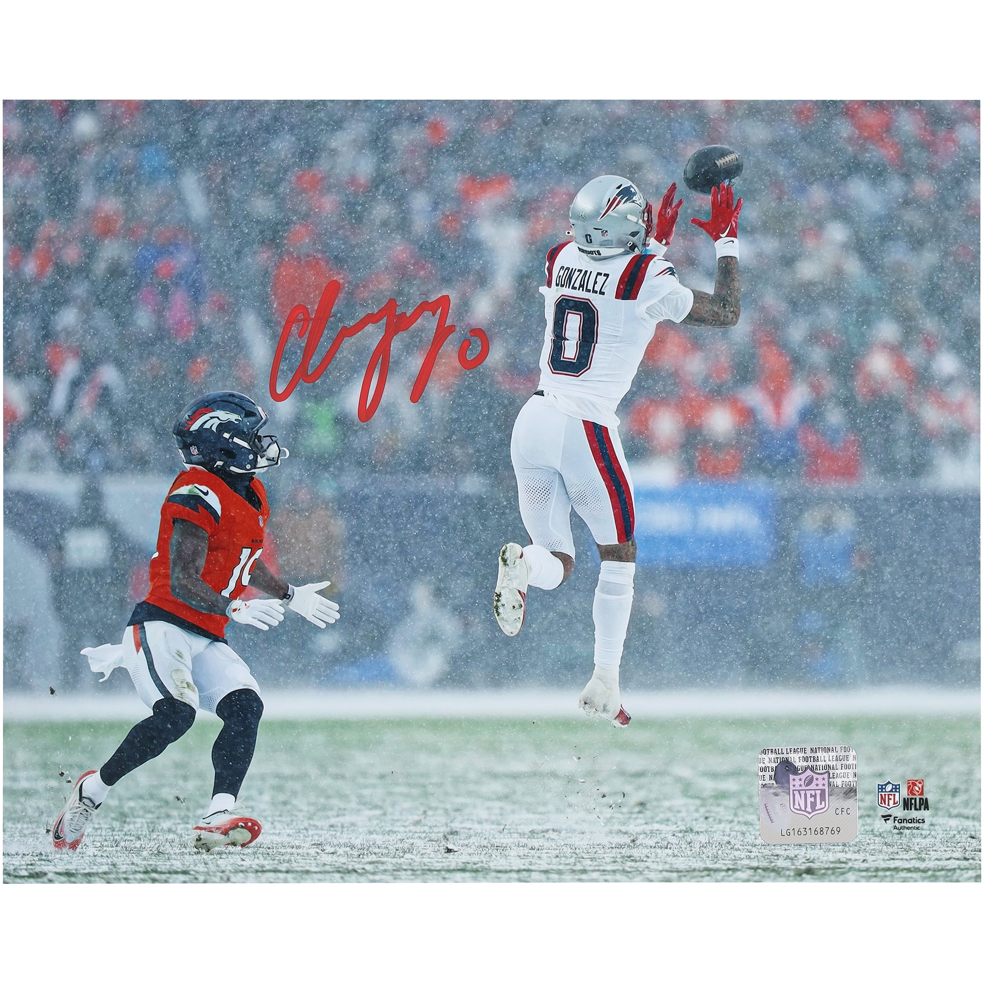 Photo dédicacée de Christian Gonzalez, joueur des New England Patriots, lors d'une interception dans la neige (8 x 10 pouces).