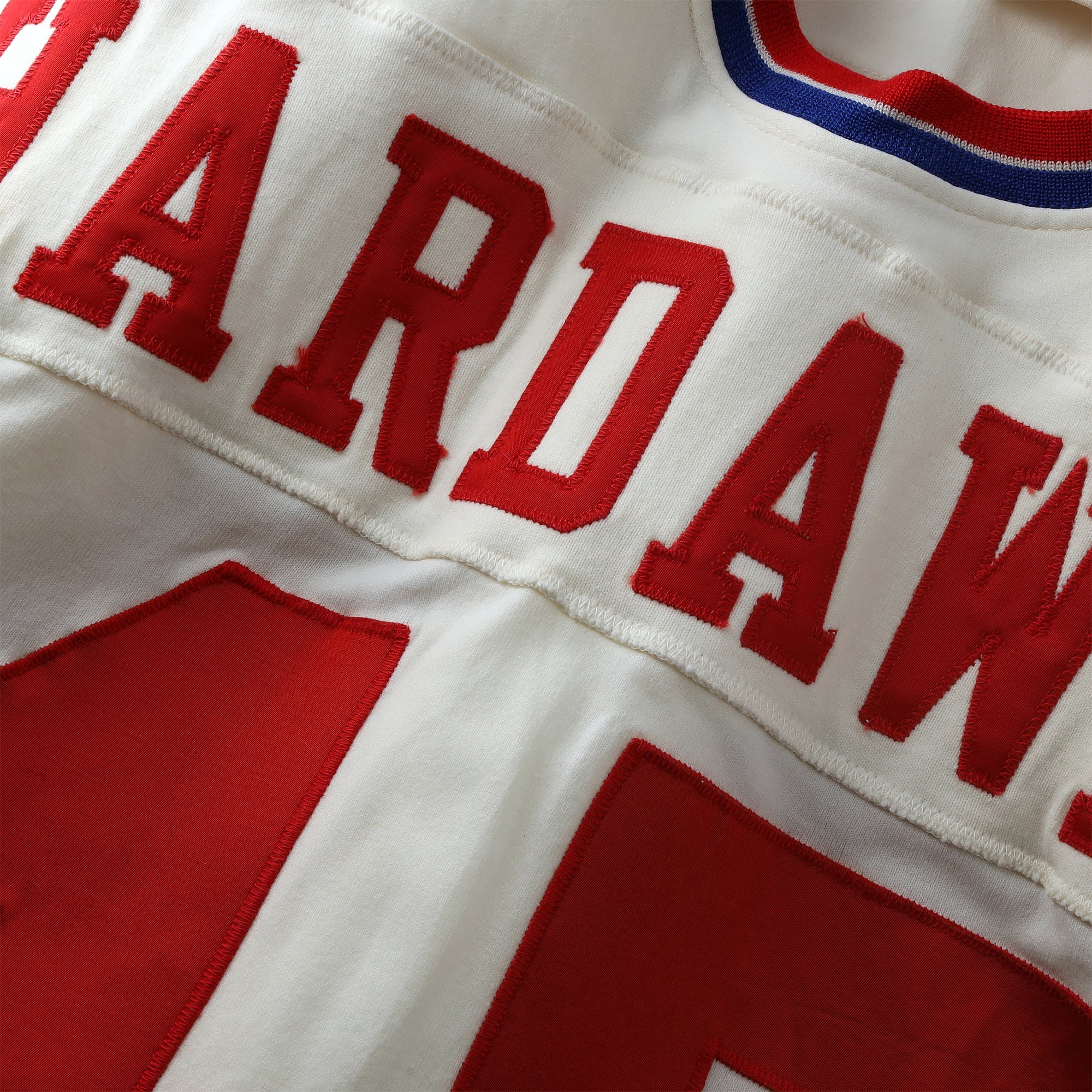 Maillot blanc n° 45 porté par Danny Hardaway, joueur des New England Patriots, lors de la saison 1972 de la NFL.
