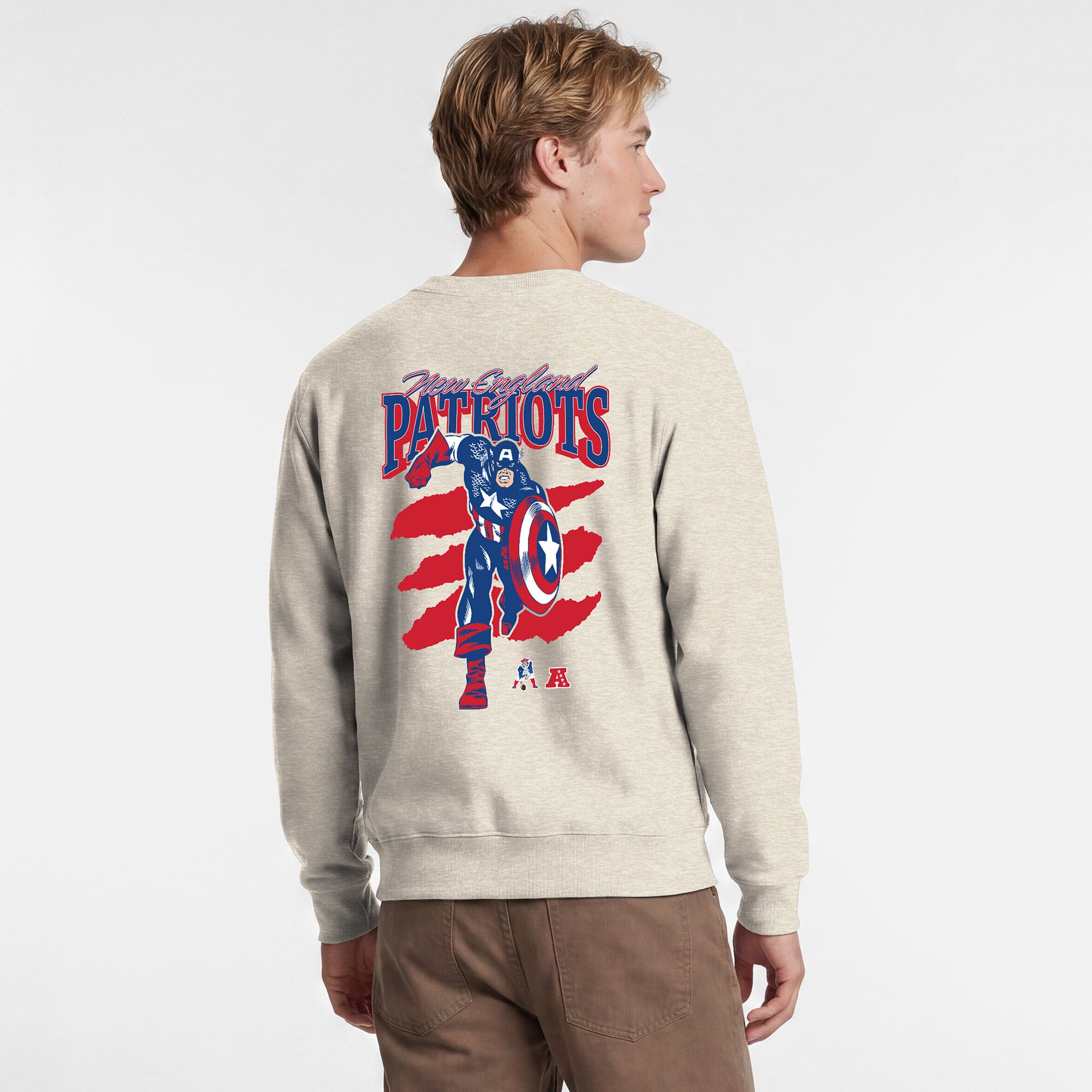 Sweat-shirt à col rond Disney x Champion pour homme, couleur avoine, logo New England Patriots Powerblend, poitrine gauche, dos.