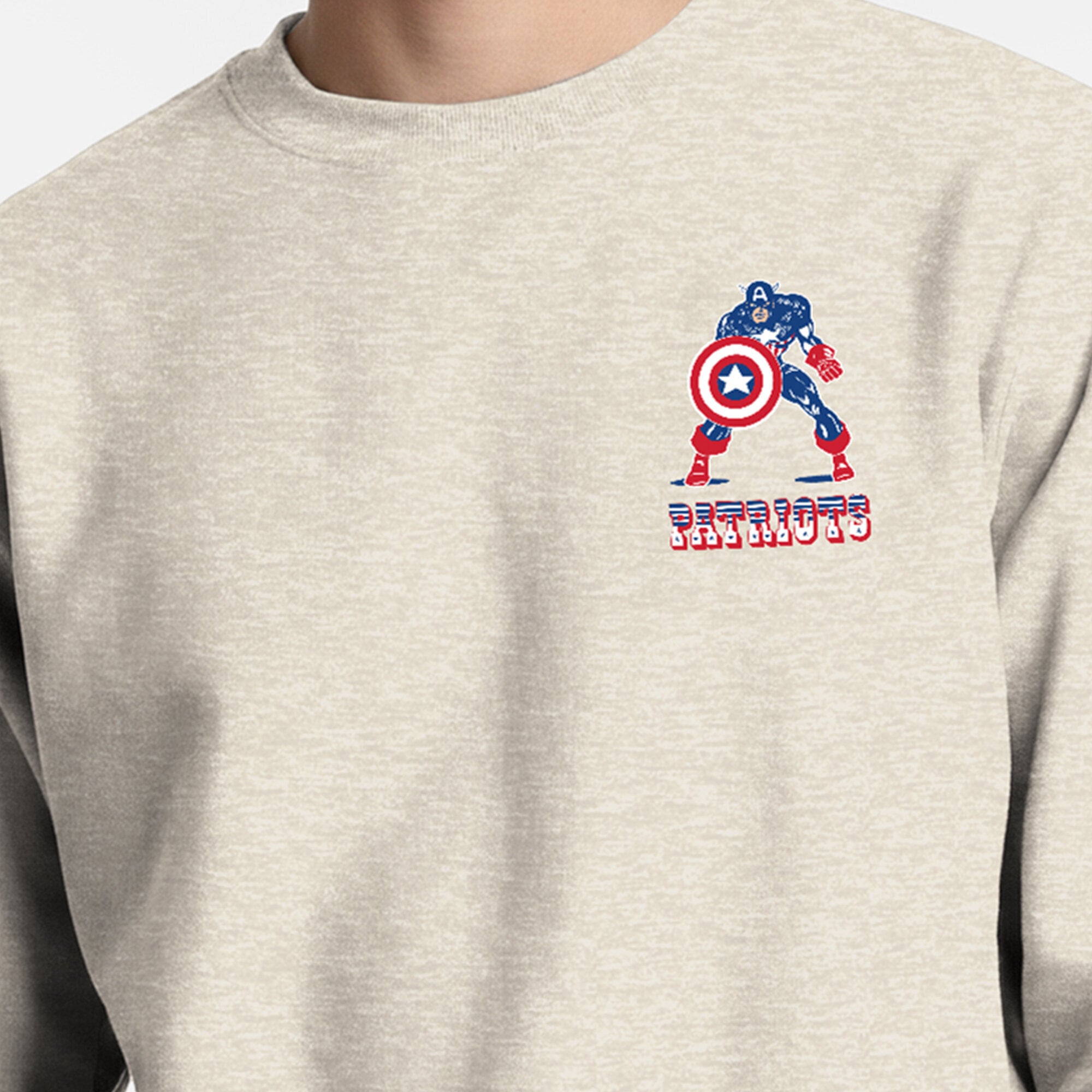 Sweat-shirt à col rond Disney x Champion pour homme, couleur avoine, logo New England Patriots Powerblend, poitrine gauche, dos.