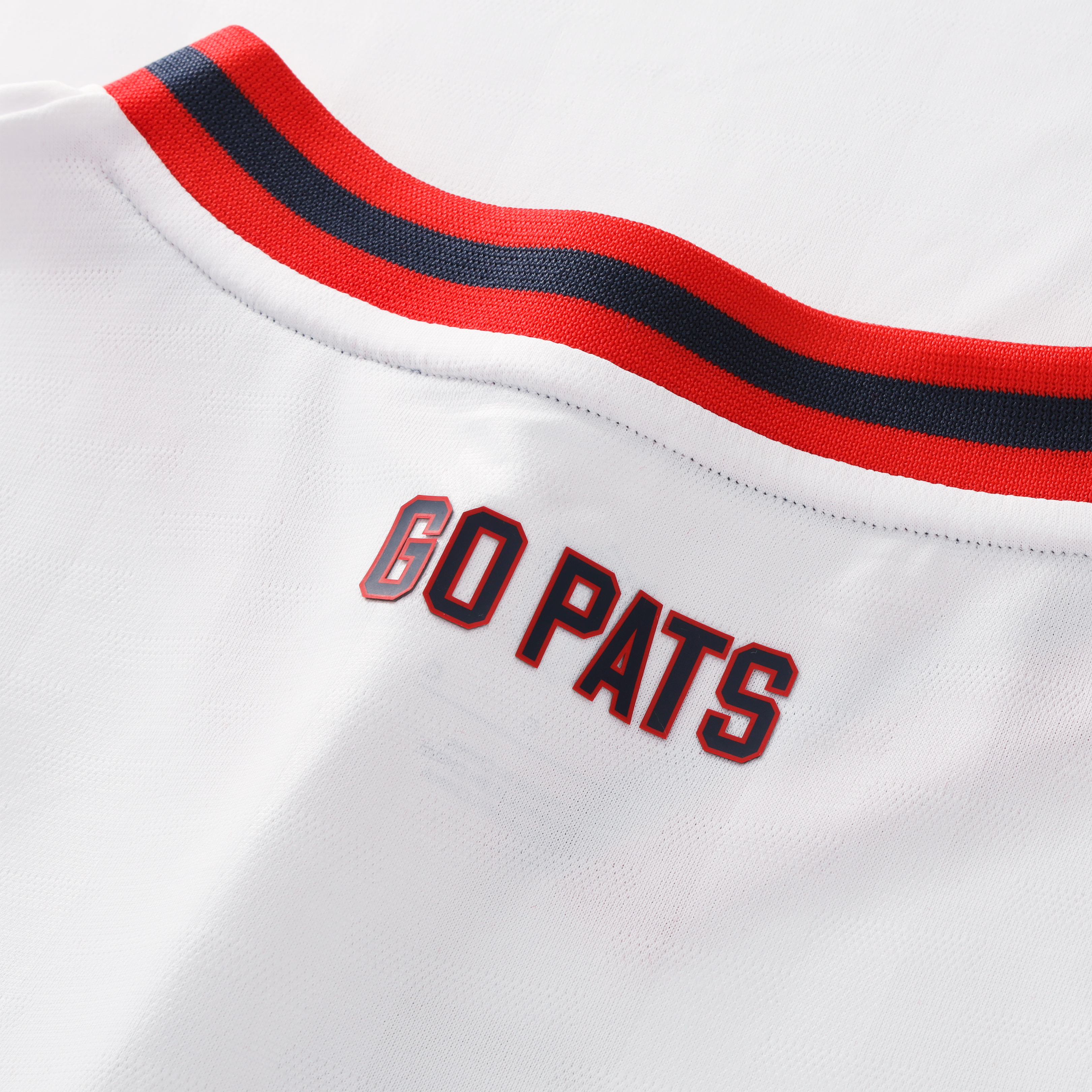 T-shirt de supporter Fanatics blanc New England Patriots à col en V