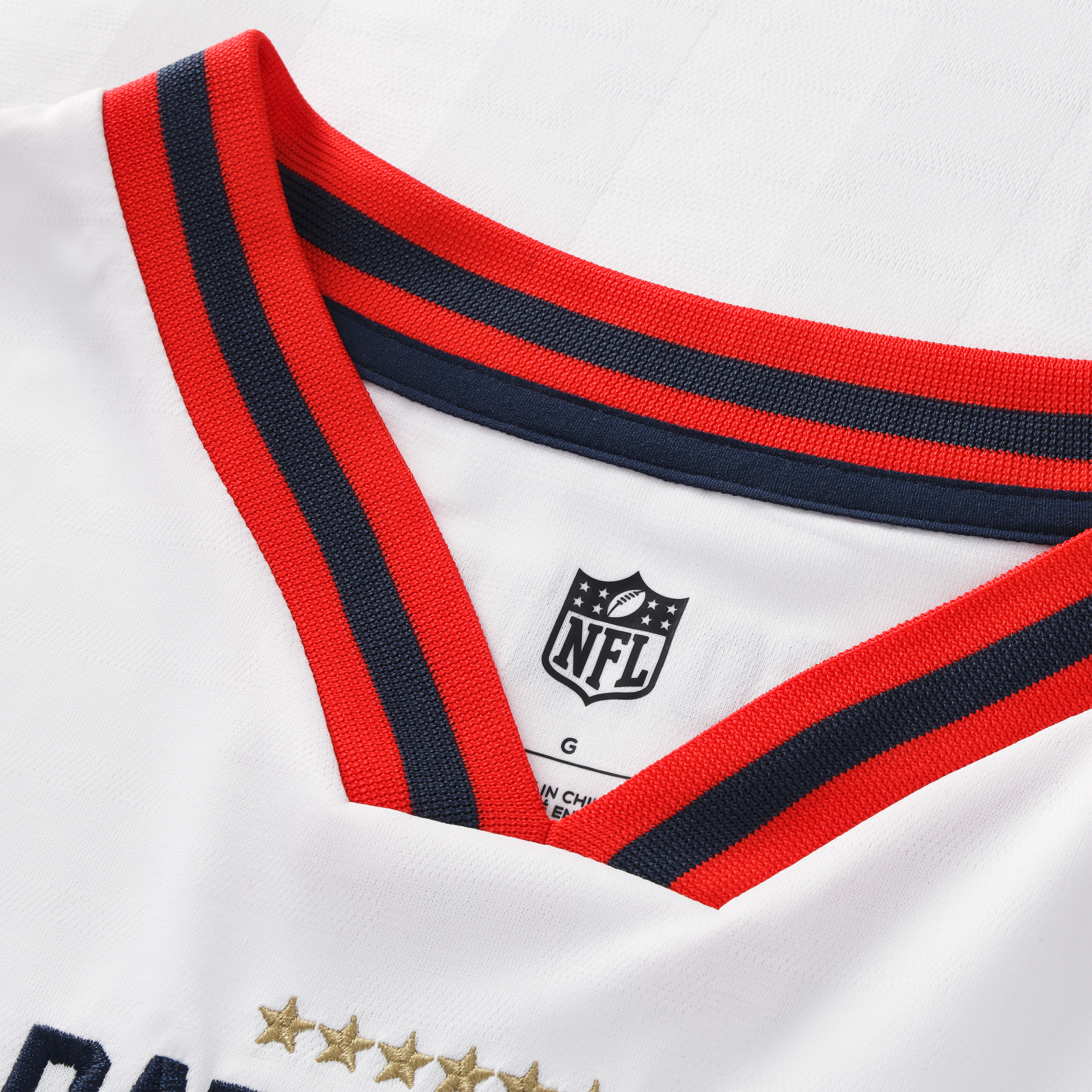T-shirt de supporter Fanatics blanc New England Patriots à col en V