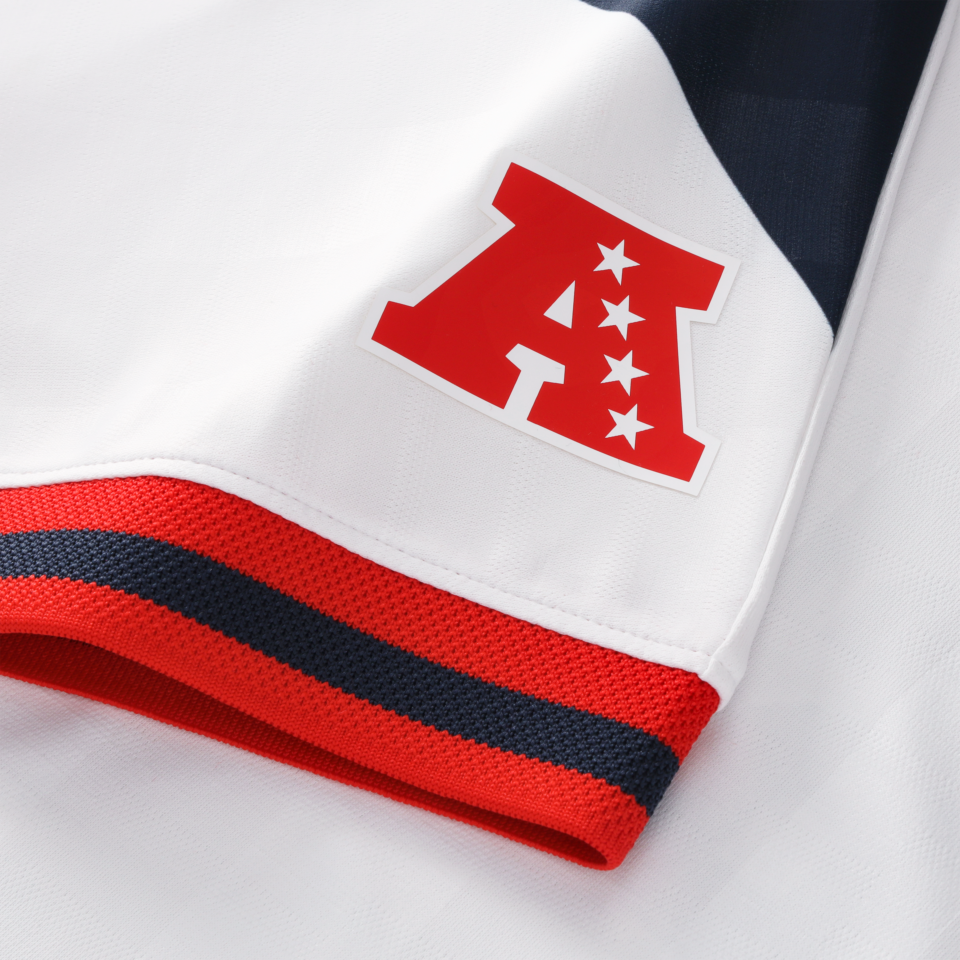 T-shirt de supporter Fanatics blanc New England Patriots à col en V