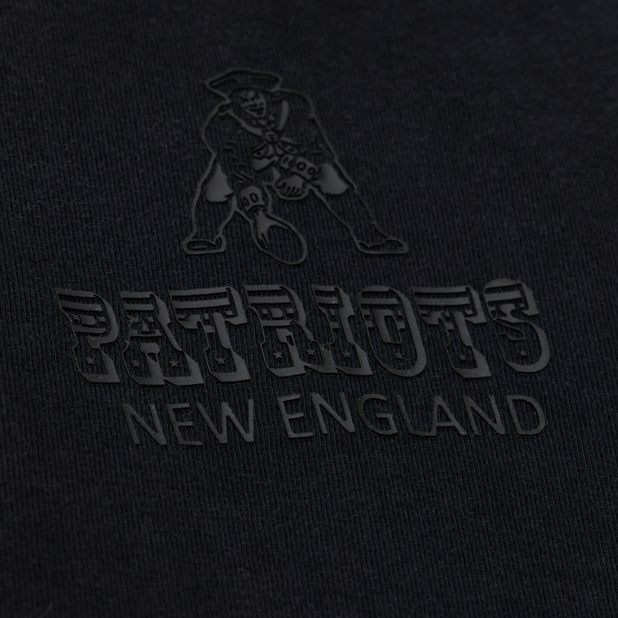 T-shirt Mitchell & Ness noir pour homme, modèle Core Essentials Micro Logo des New England Patriots