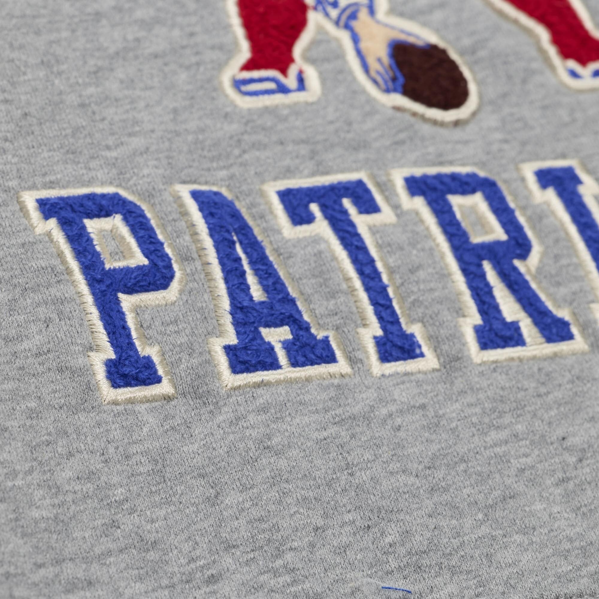 Sweat-shirt Mitchell & Ness pour homme, gris chiné, New England Patriots, collection Premium Essentials.