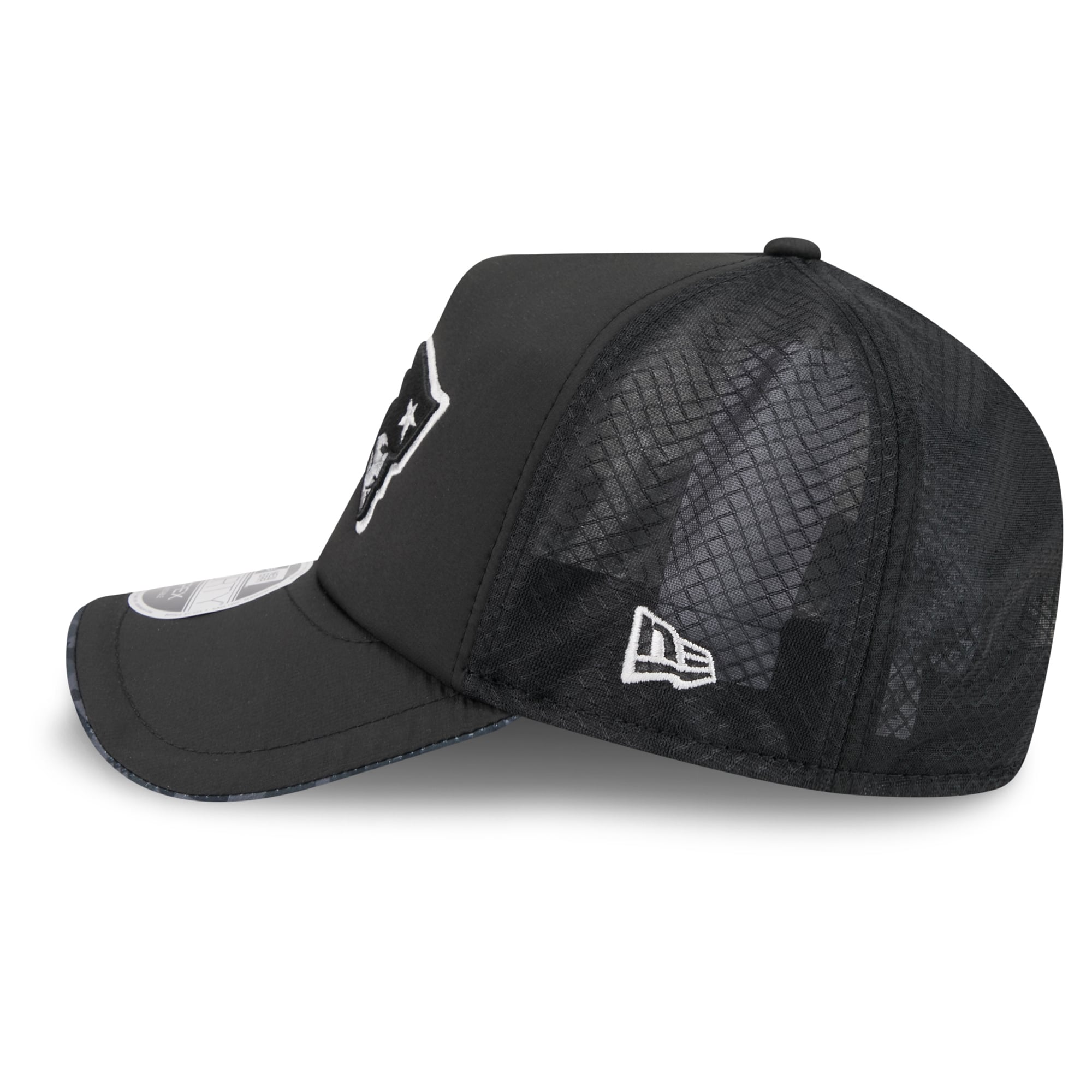 Men's New Era Black New England Patriots 2026 Salute To Service Apex 9FORTY Adjustable Trucker Hat