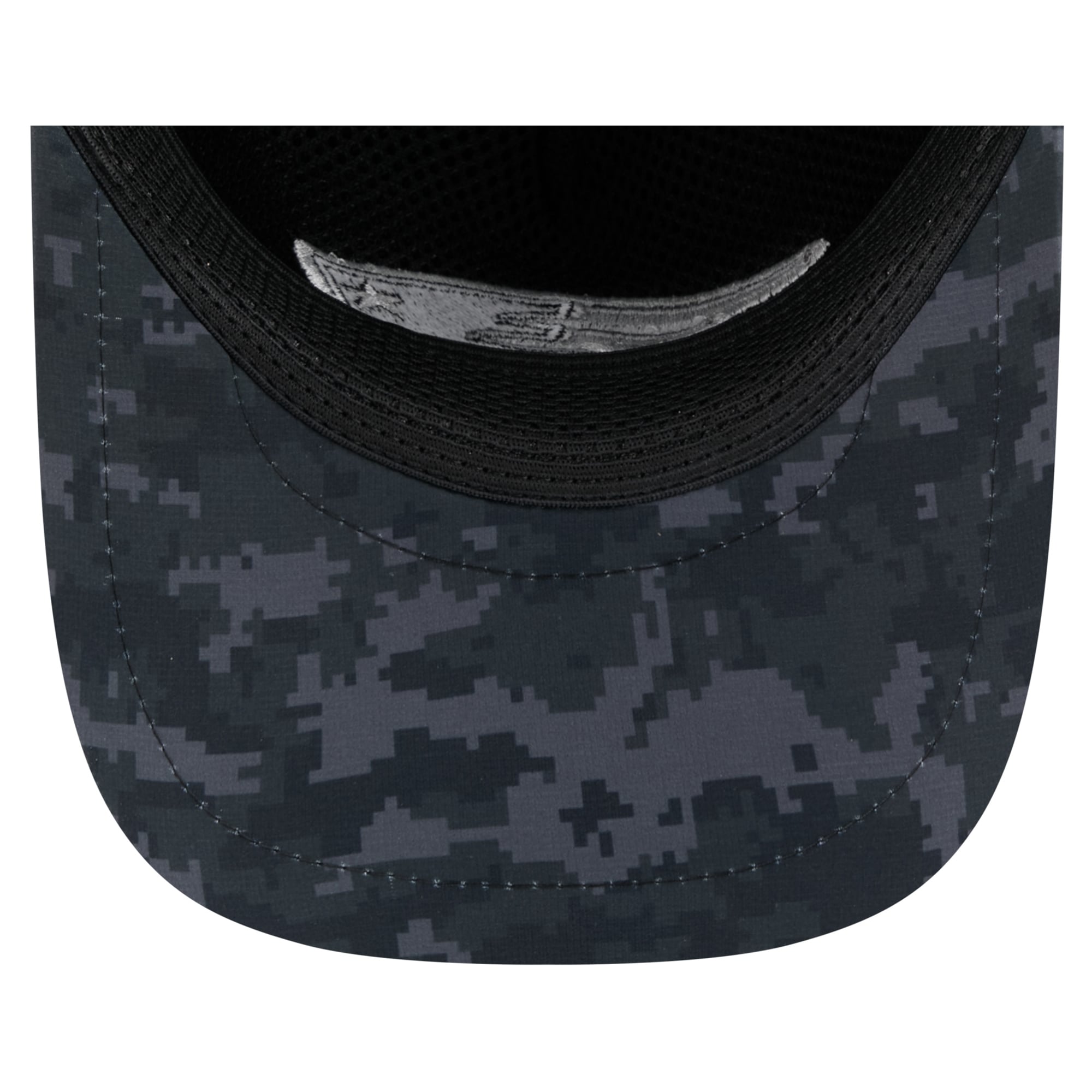 Men's New Era Black New England Patriots 2026 Salute To Service Apex 9FORTY Adjustable Trucker Hat
