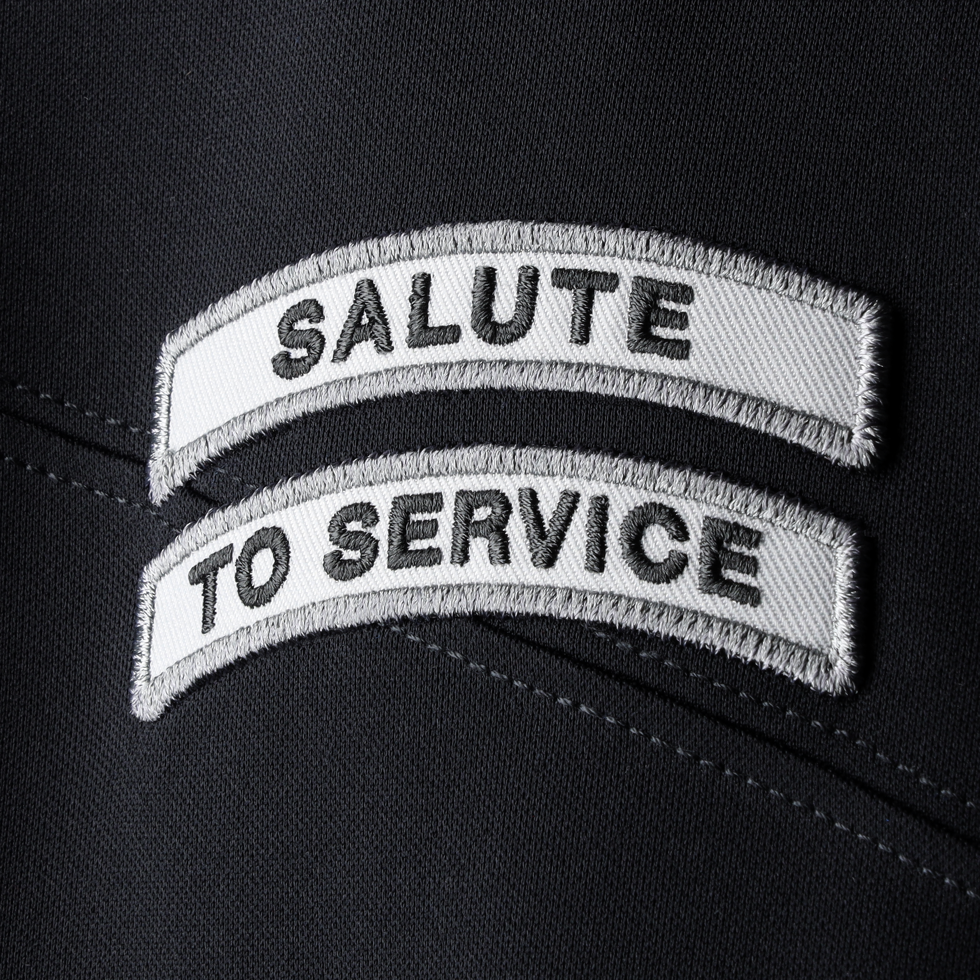 Maillot Nike Drake Maye noir New England Patriots 2026 Salute to Service, édition limitée cousue