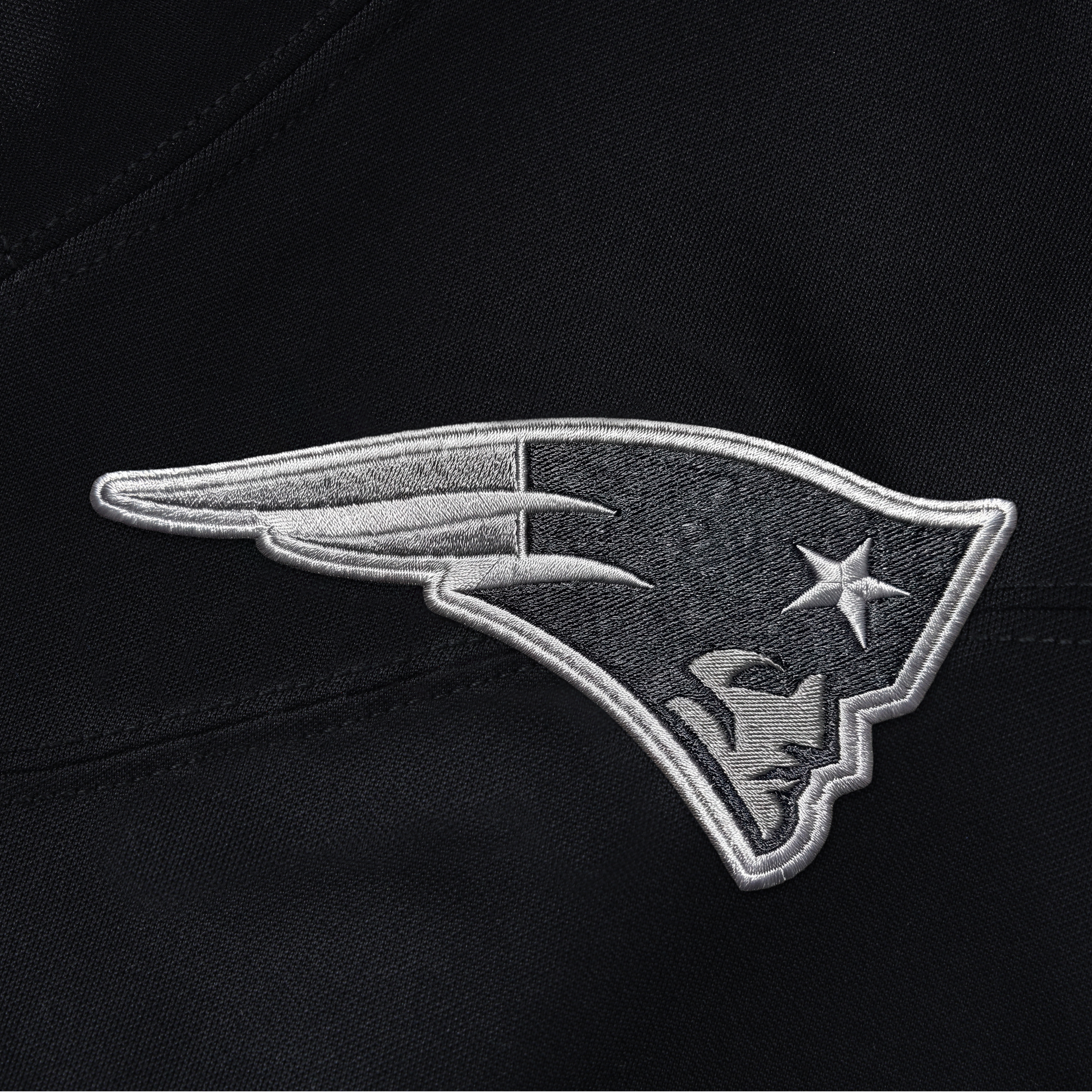 Maillot Nike TreVeyon Henderson noir New England Patriots 2026 Salute to Service, édition limitée cousue
