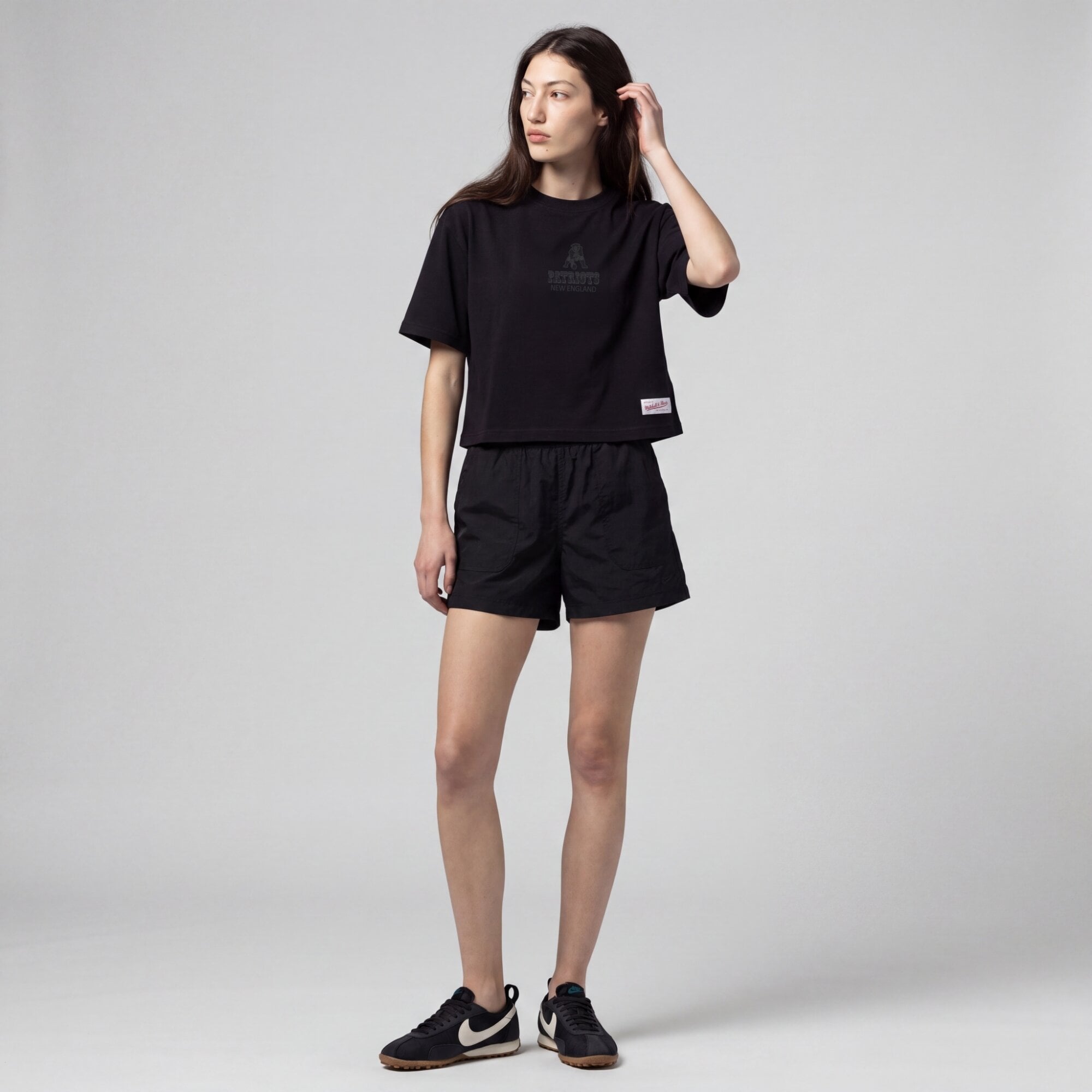 T-shirt court à logo micro Mitchell & Ness noir pour femme, New England Patriots Core Essentials.
