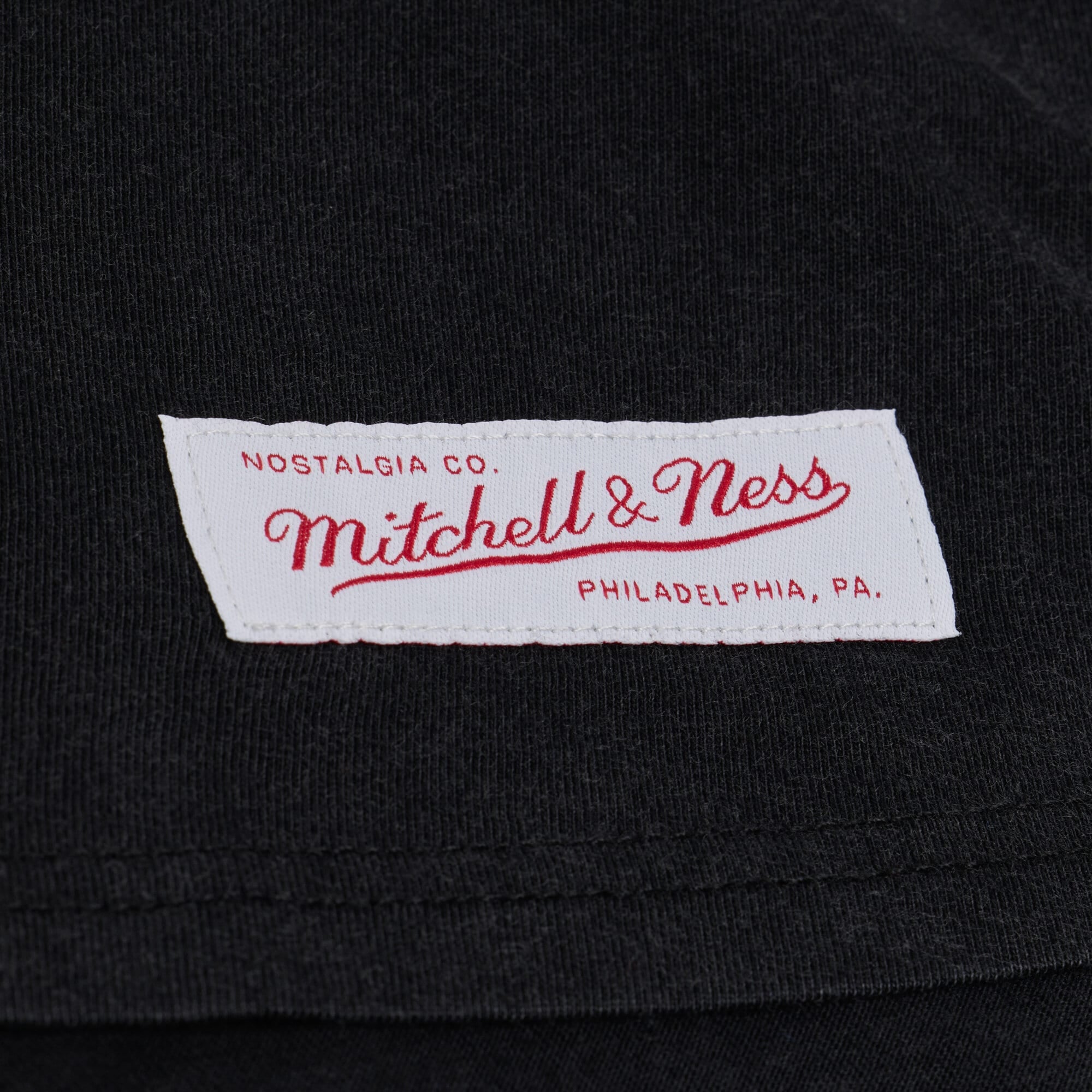 T-shirt court à logo micro Mitchell & Ness noir pour femme, New England Patriots Core Essentials.