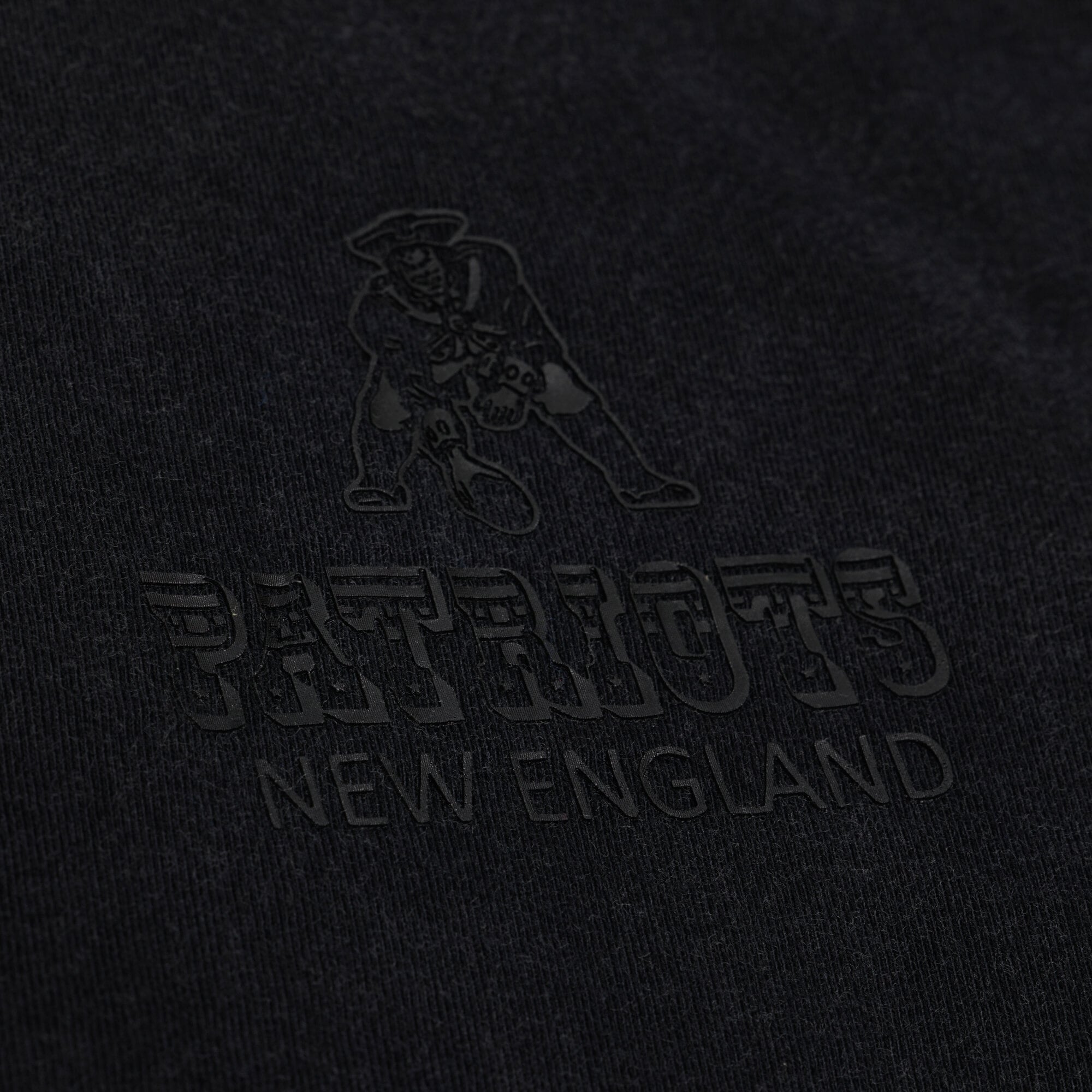 T-shirt court à logo micro Mitchell & Ness noir pour femme, New England Patriots Core Essentials.