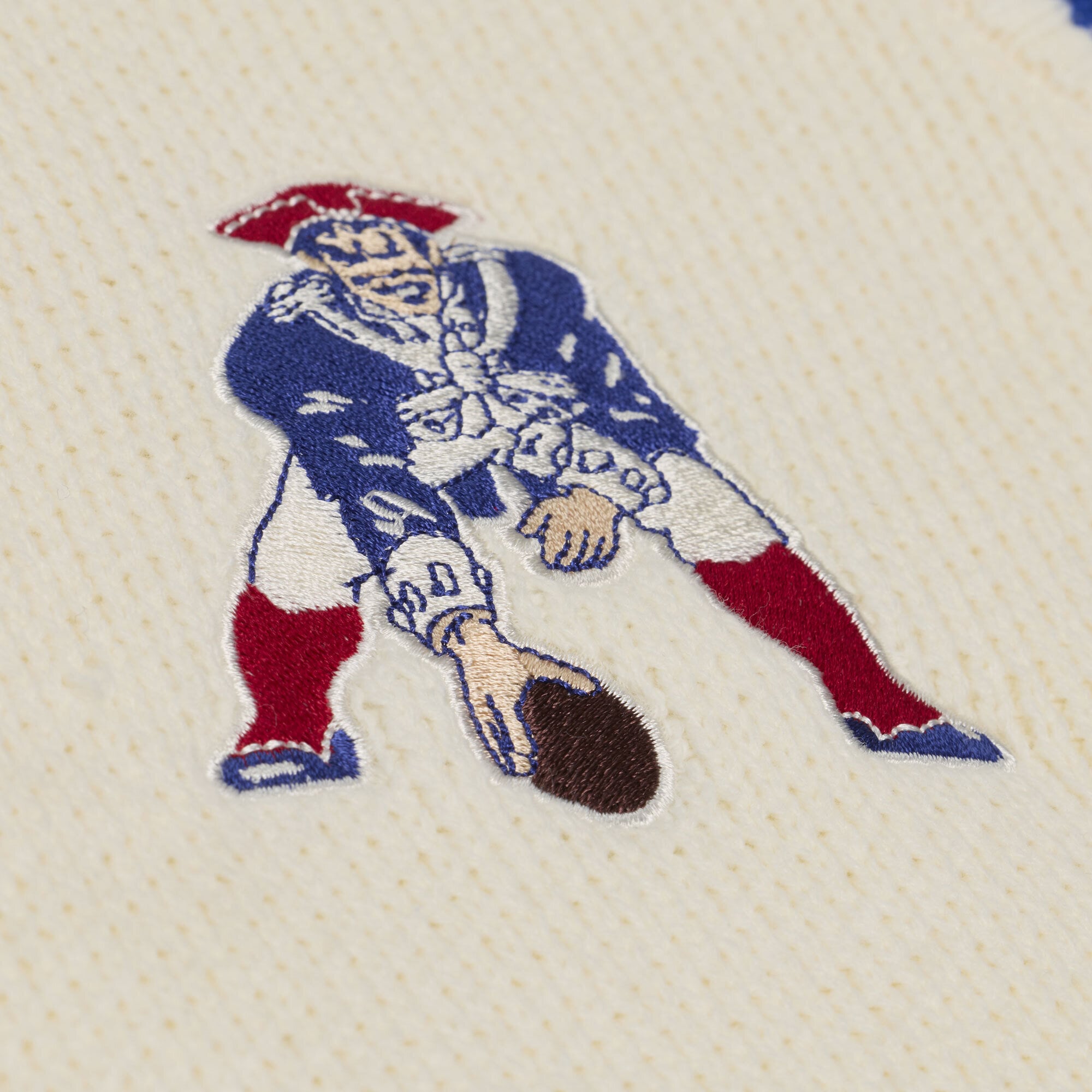 Gilet sans manches Mitchell & Ness crème pour femme, motif rétro racines des New England Patriots, col en V