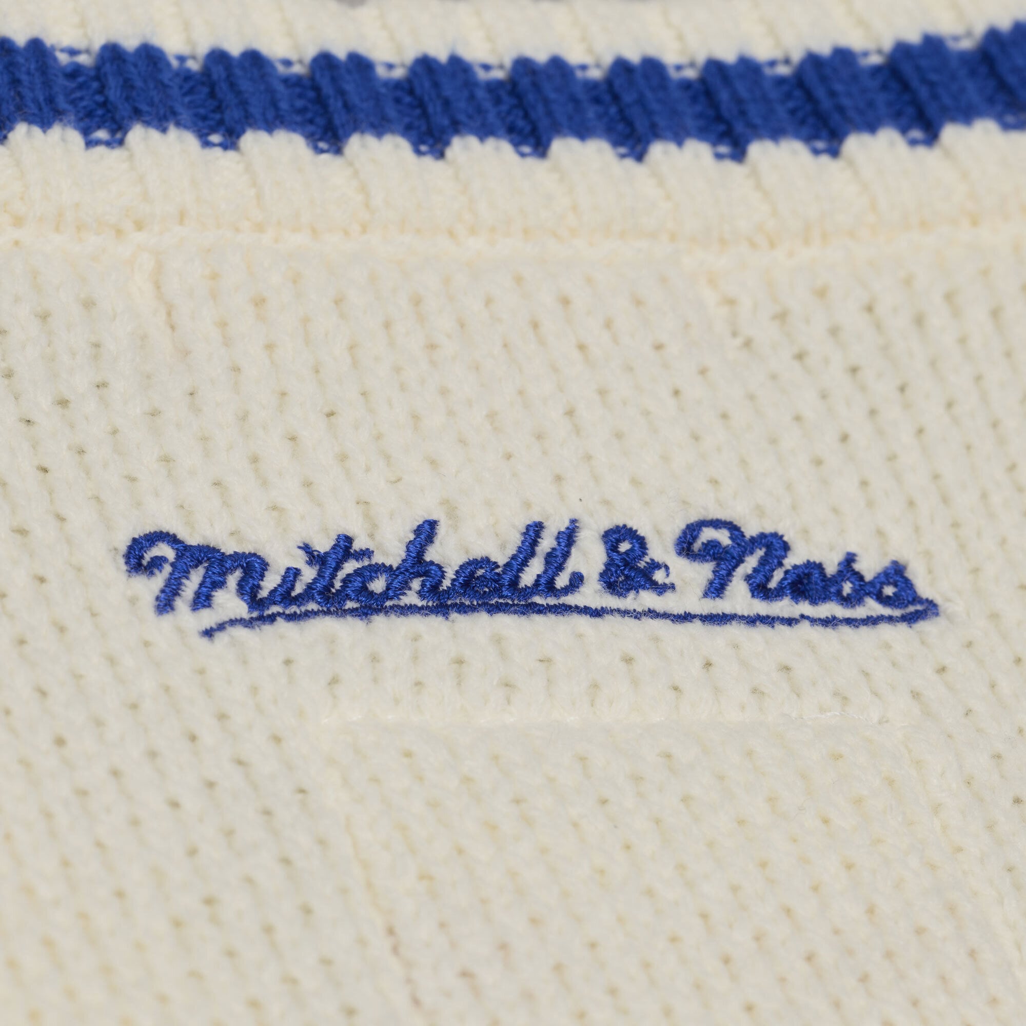 Gilet sans manches Mitchell & Ness crème pour femme, motif rétro racines des New England Patriots, col en V