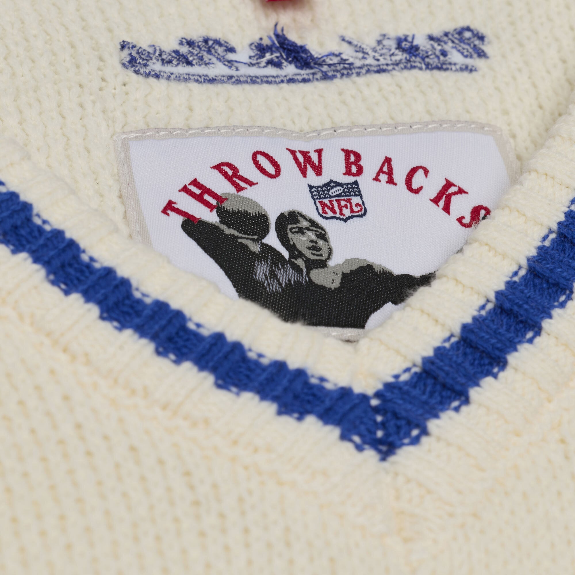 Gilet sans manches Mitchell & Ness crème pour femme, motif rétro racines des New England Patriots, col en V
