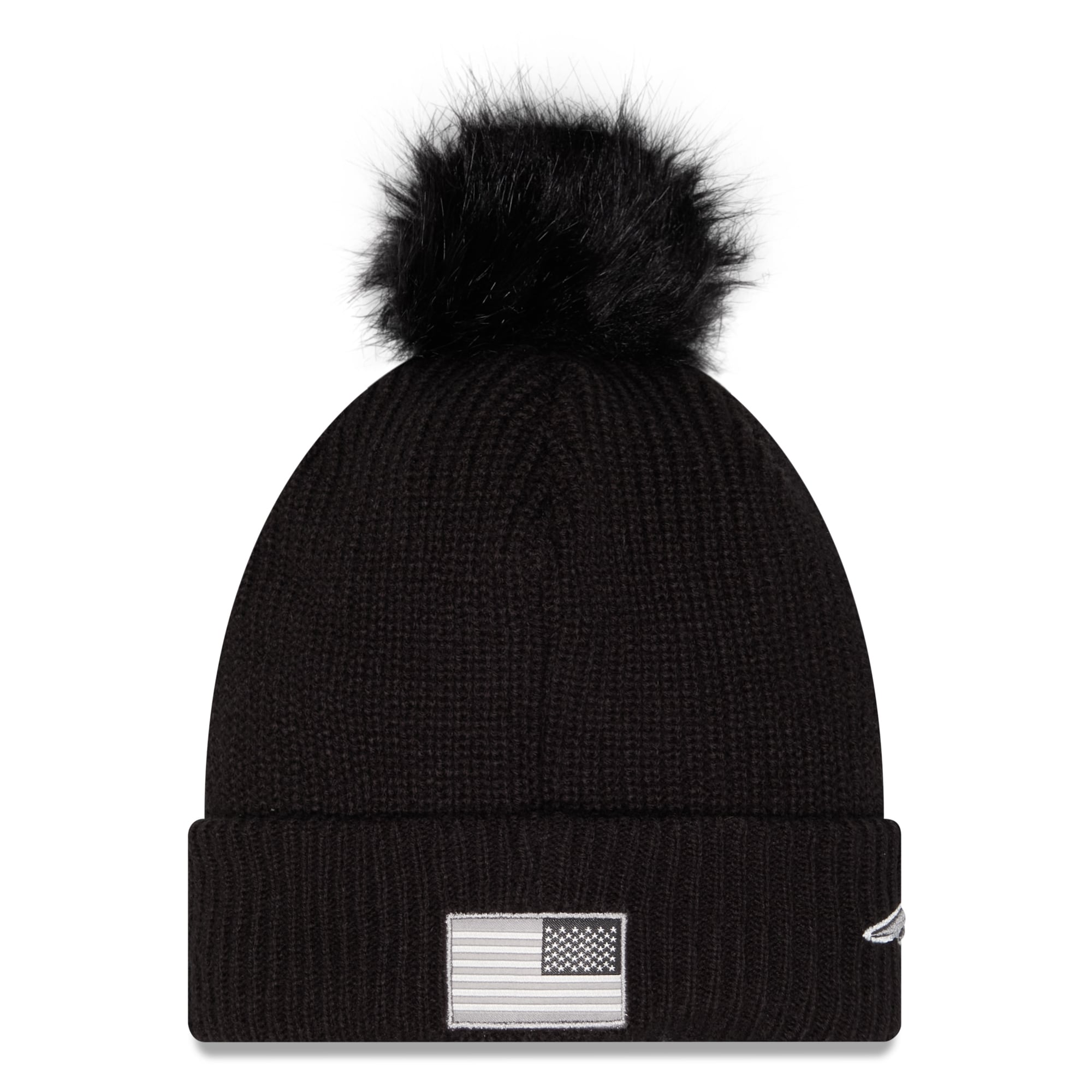Bonnet à revers New Era noir pour femme, New England Patriots 2026 Salute To Service, avec pompon