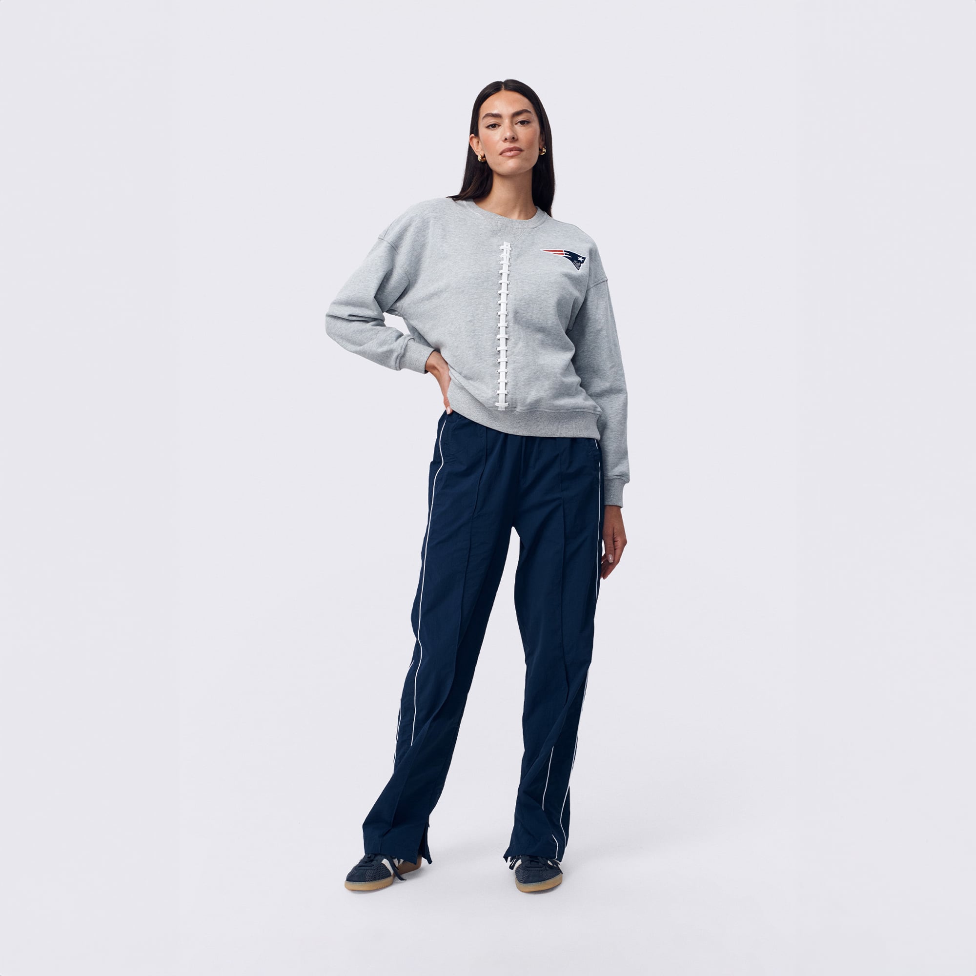 Pull Terez pour femme, gris chiné, motif football des New England Patriots, en coton classique à col rond.
